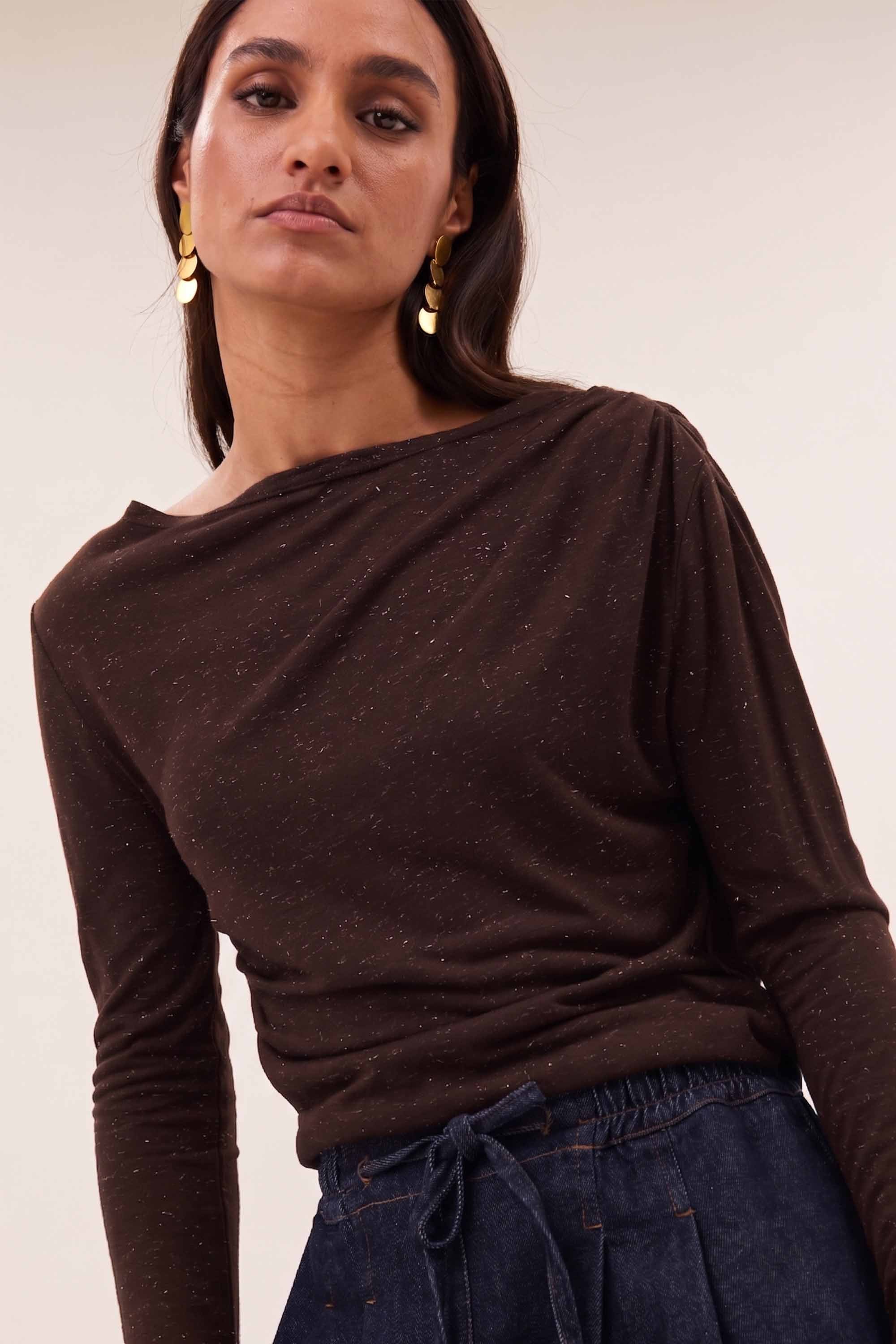 leya-sparkle-top-chocolate-brown-a-lijn fit-all-time classic-aansluitende fit-by-bar-sfeerbeeld