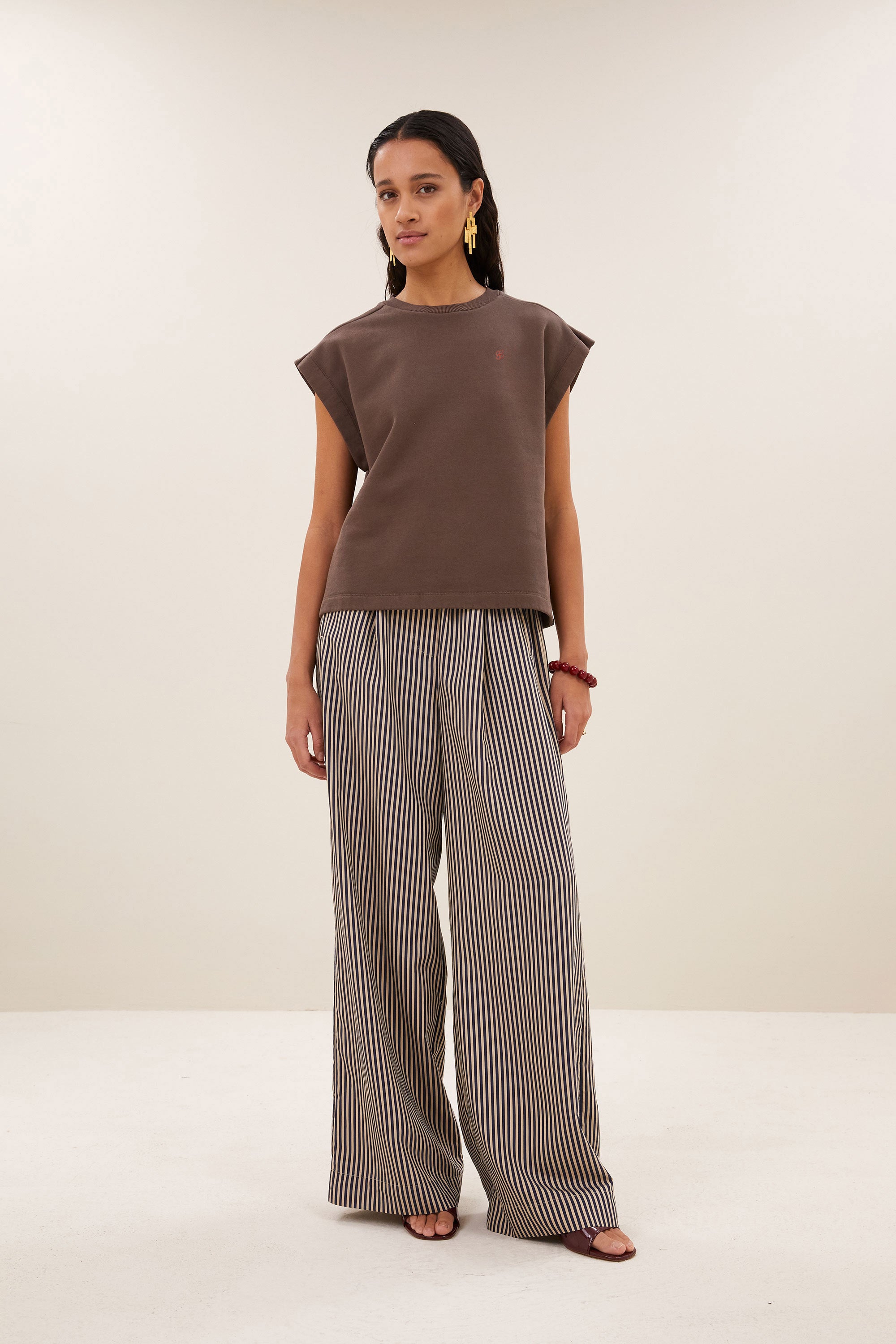 mason-pleats-top-chocolate-brown-comfortabele draagervaring-must-have essential-kleine kapmouw-by-bar-vooraanzicht