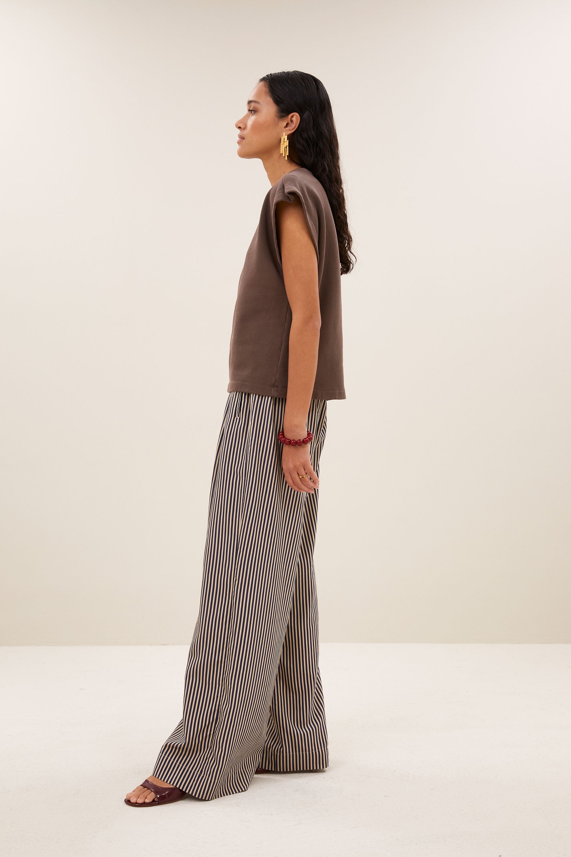mason-pleats-top-chocolate-brown-comfortabele draagervaring-must-have essential-kleine kapmouw-by-bar-zijaanzicht