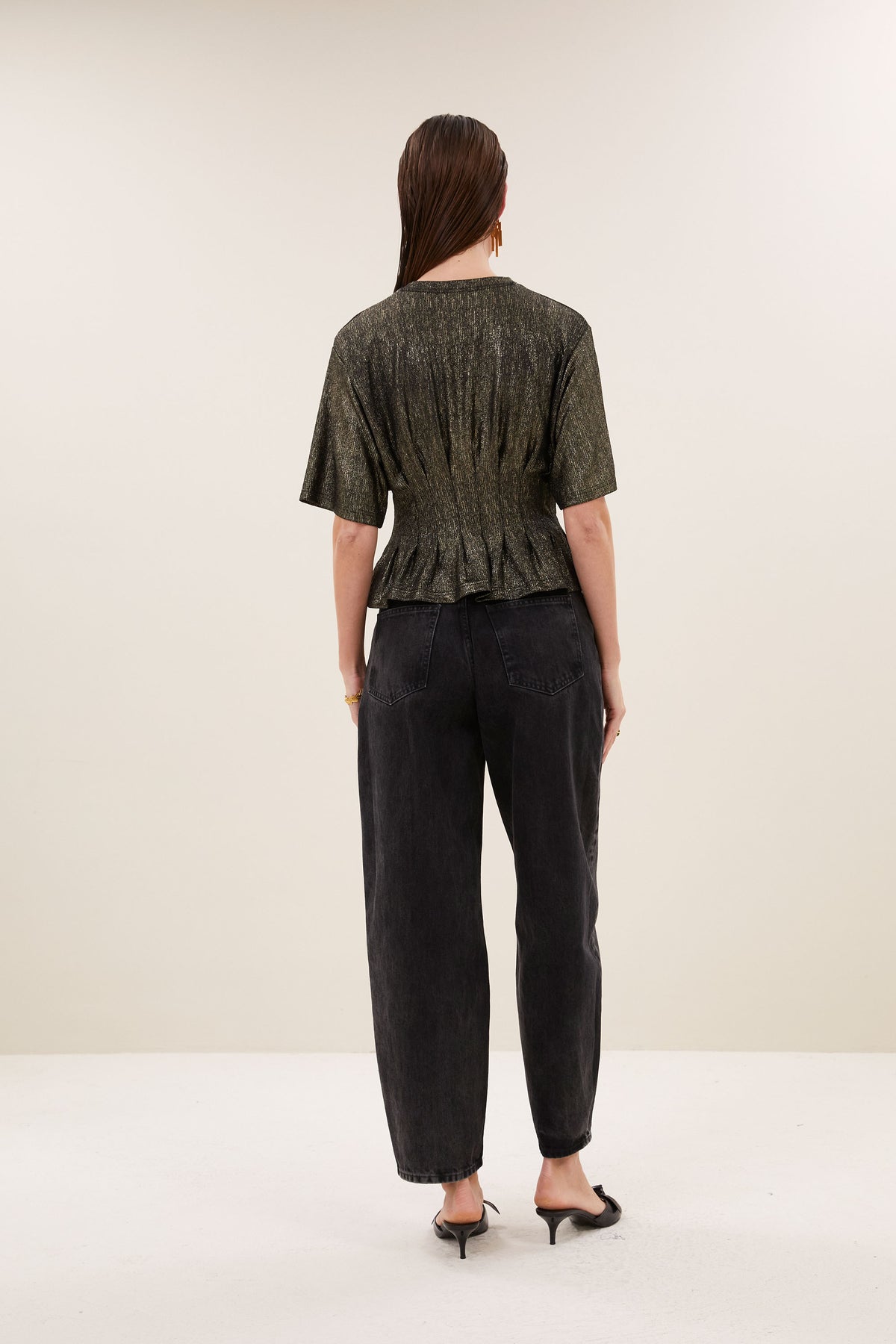 diva-metallic-top-metallic-gold-aansluitende fit-elastisch smok detail-ronde halslijn-by-bar-achteraanzicht