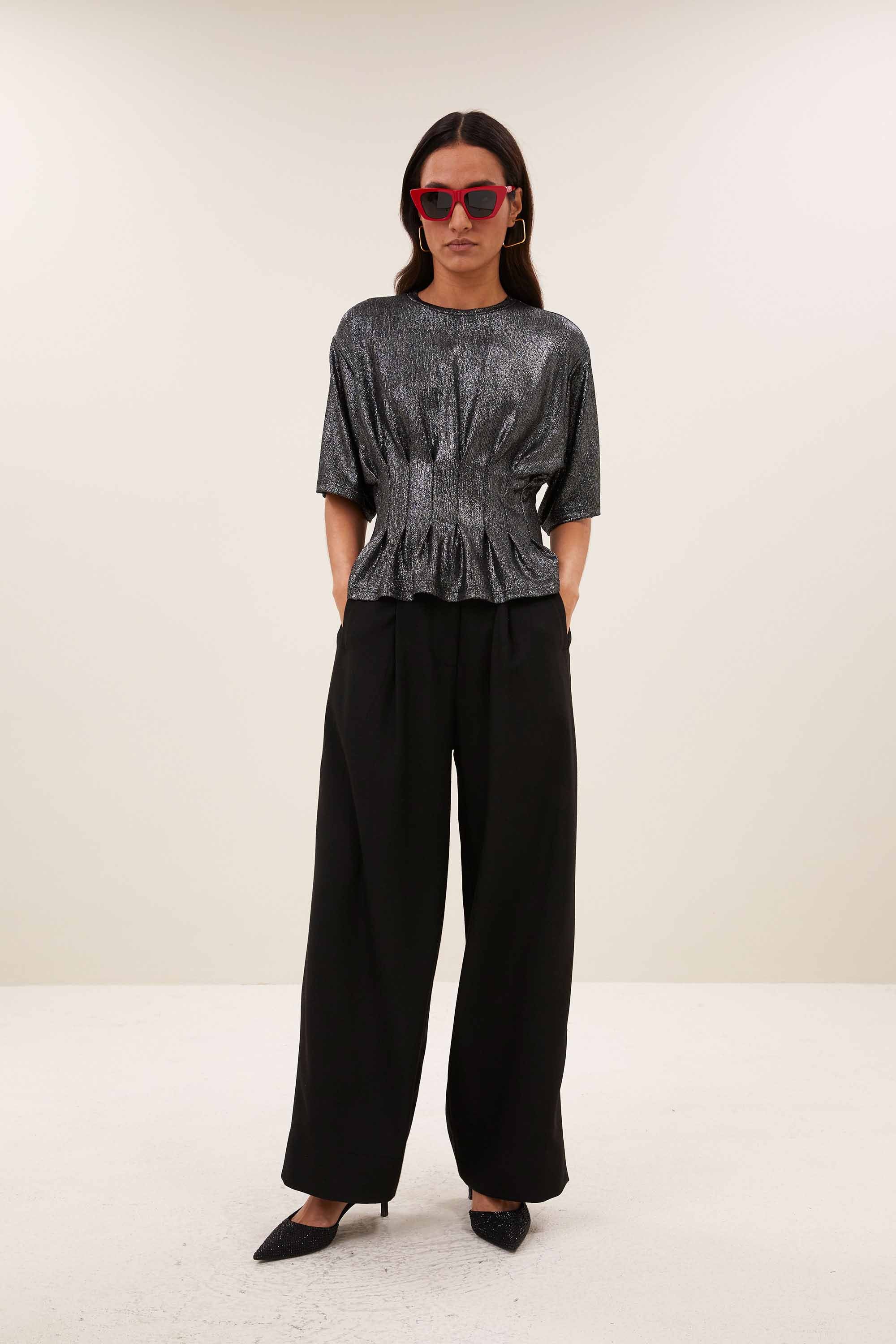diva-metallic-top-metallic-silver-aansluitende fit-elastisch smok detail-ronde halslijn-by-bar-sfeerbeeld