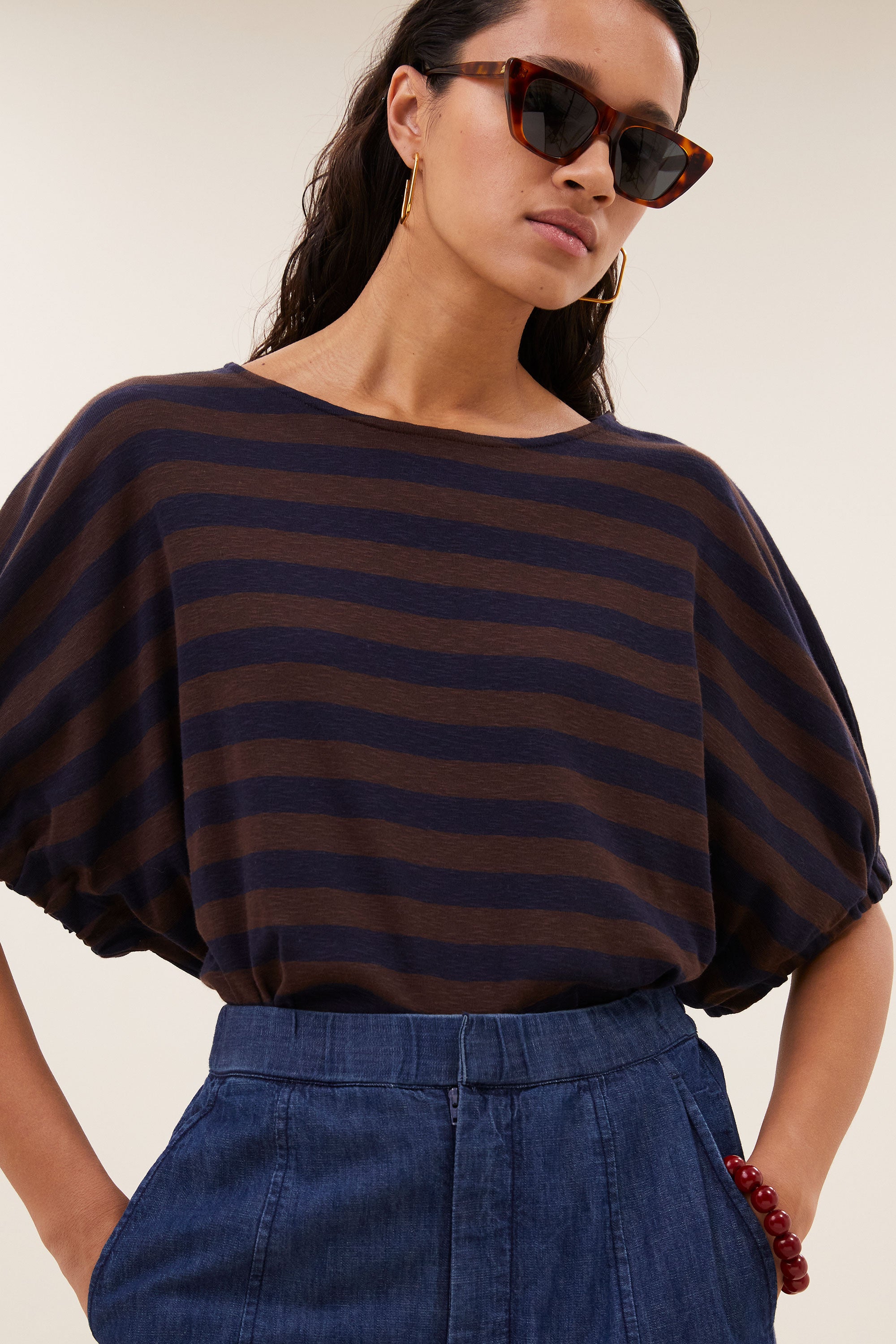 merle-big-stripe-top-coffee-bean-vleermuis mouw-losvallende pasvorm-biologisch katoen-by-bar-detail