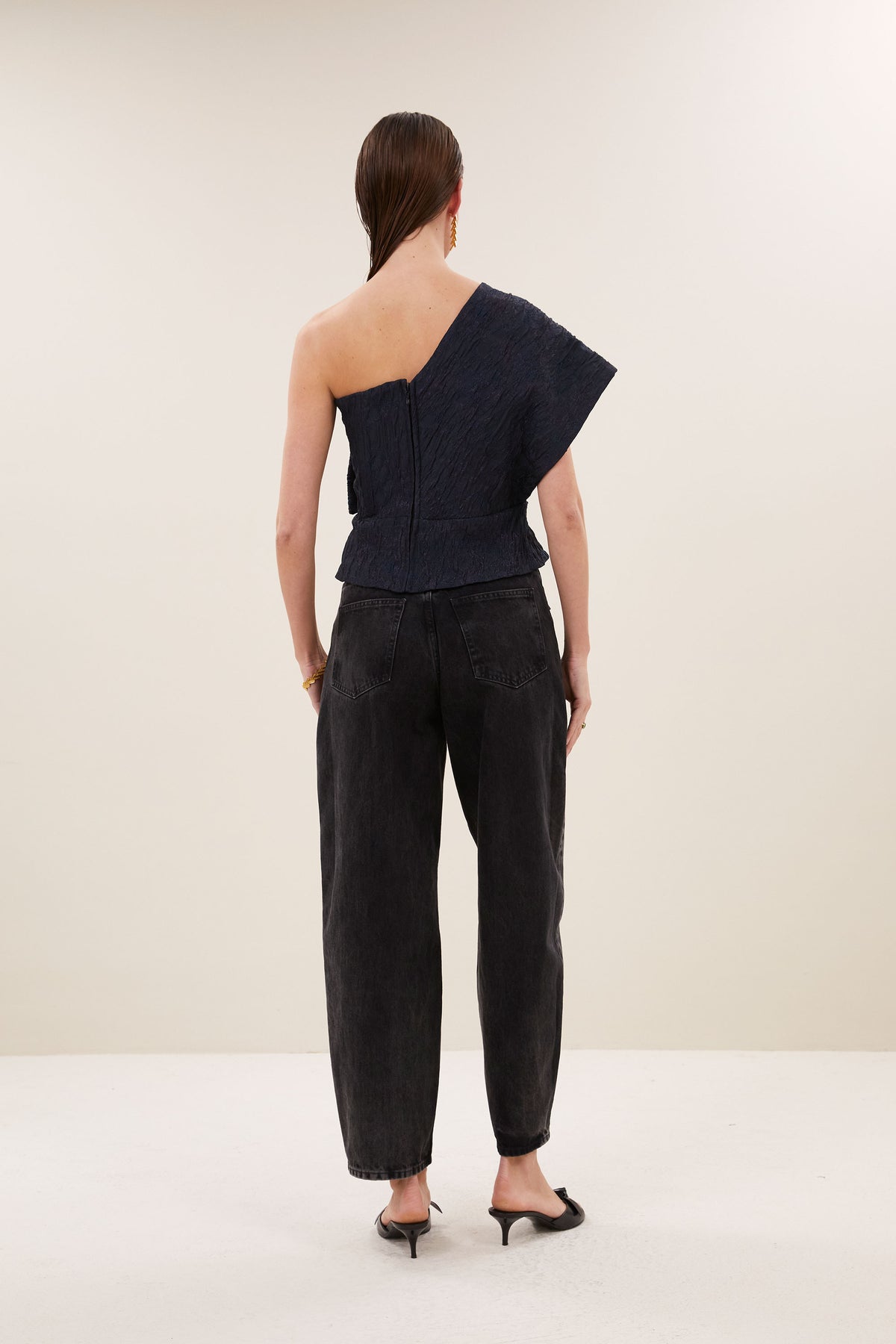 jula-jacquard-top-midnight-all-time classic-blinde ritssluiting-aansluitende fit-by-bar-achteraanzicht