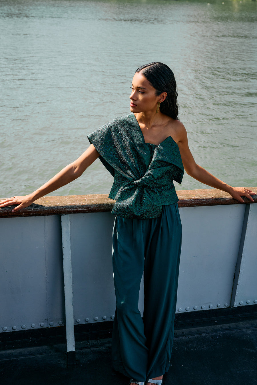 jula-metallic-top-green-metallic-all-time classic-blinde ritssluiting-aansluitende fit-by-bar-sfeerbeeld