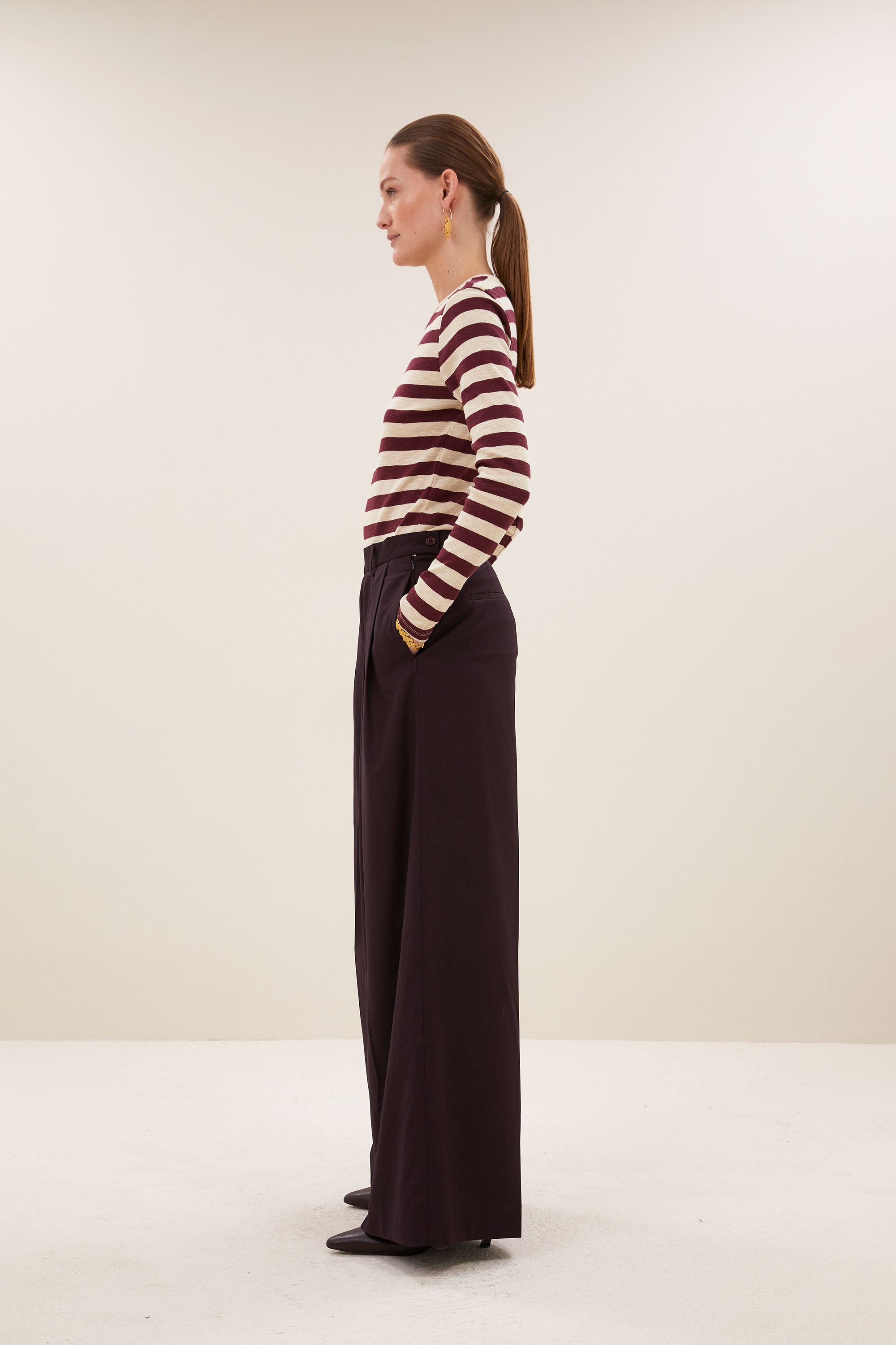 basic-ls-big-stripe-top-burgundy-crush-all-time classic-aansluitende fit-biologisch katoen-by-bar-zijaanzicht
