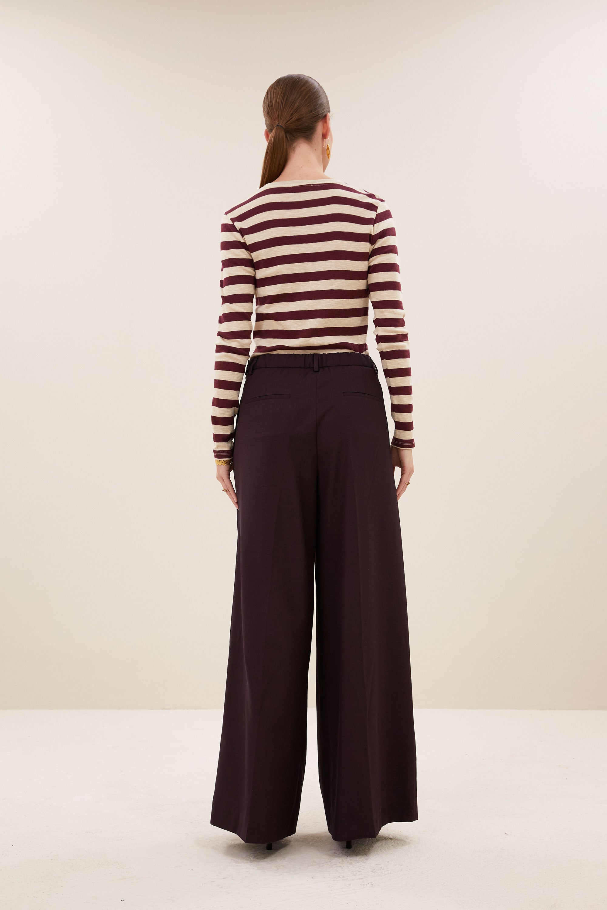 basic-ls-big-stripe-top-burgundy-crush-all-time classic-aansluitende fit-biologisch katoen-by-bar-achteraanzicht