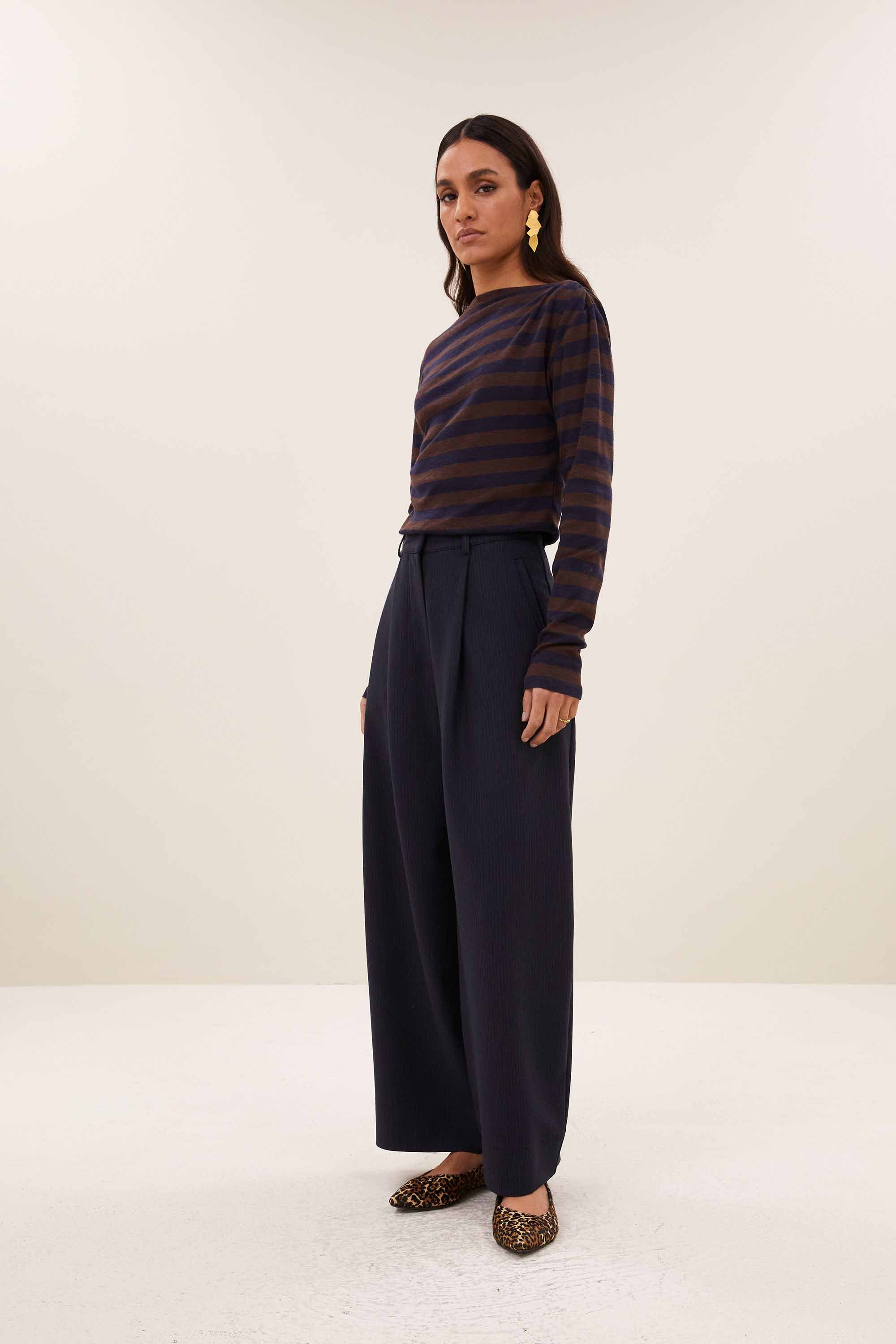 leya-big-stripe-top-coffee-bean-all-time classic-aansluitende fit-biologisch katoen-by-bar-zijaanzicht