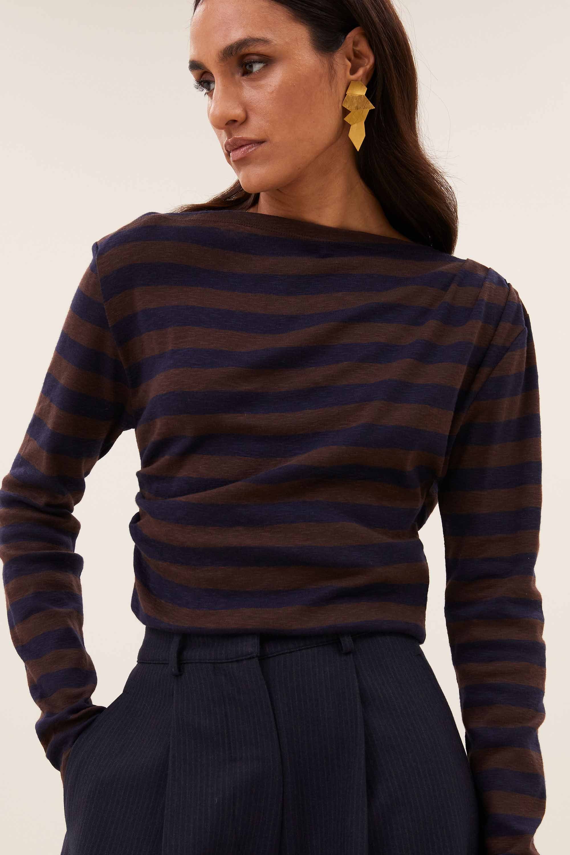leya-big-stripe-top-coffee-bean-all-time classic-aansluitende fit-biologisch katoen-by-bar-detail