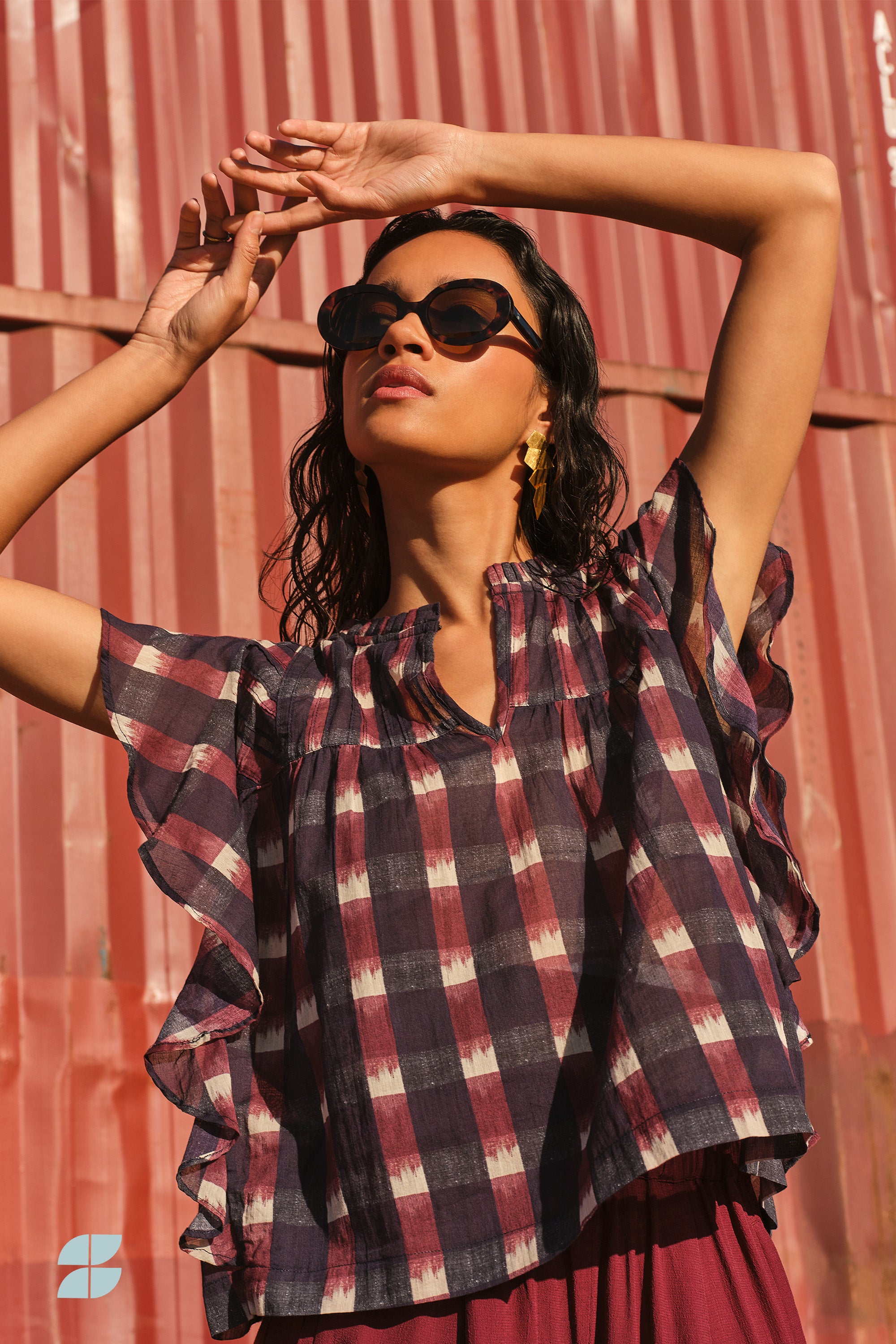 danee-ikat-blouse-wine-ikat-print-biologisch katoen-ronde halslijn-kleine kapmouw-by-bar-sfeerbeeld