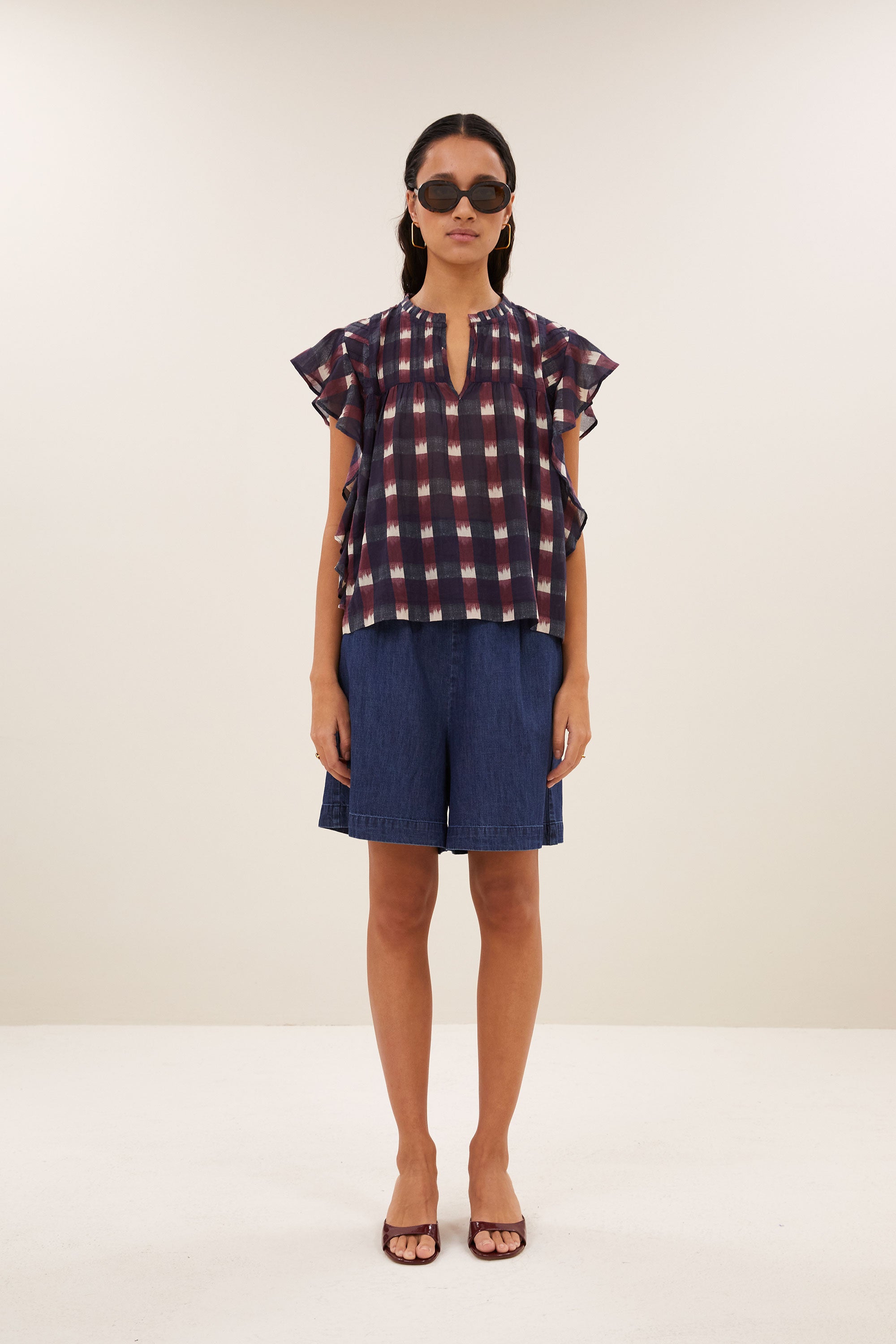 danee-ikat-blouse-wine-ikat-print-biologisch katoen-ronde halslijn-kleine kapmouw-by-bar-vooraanzicht