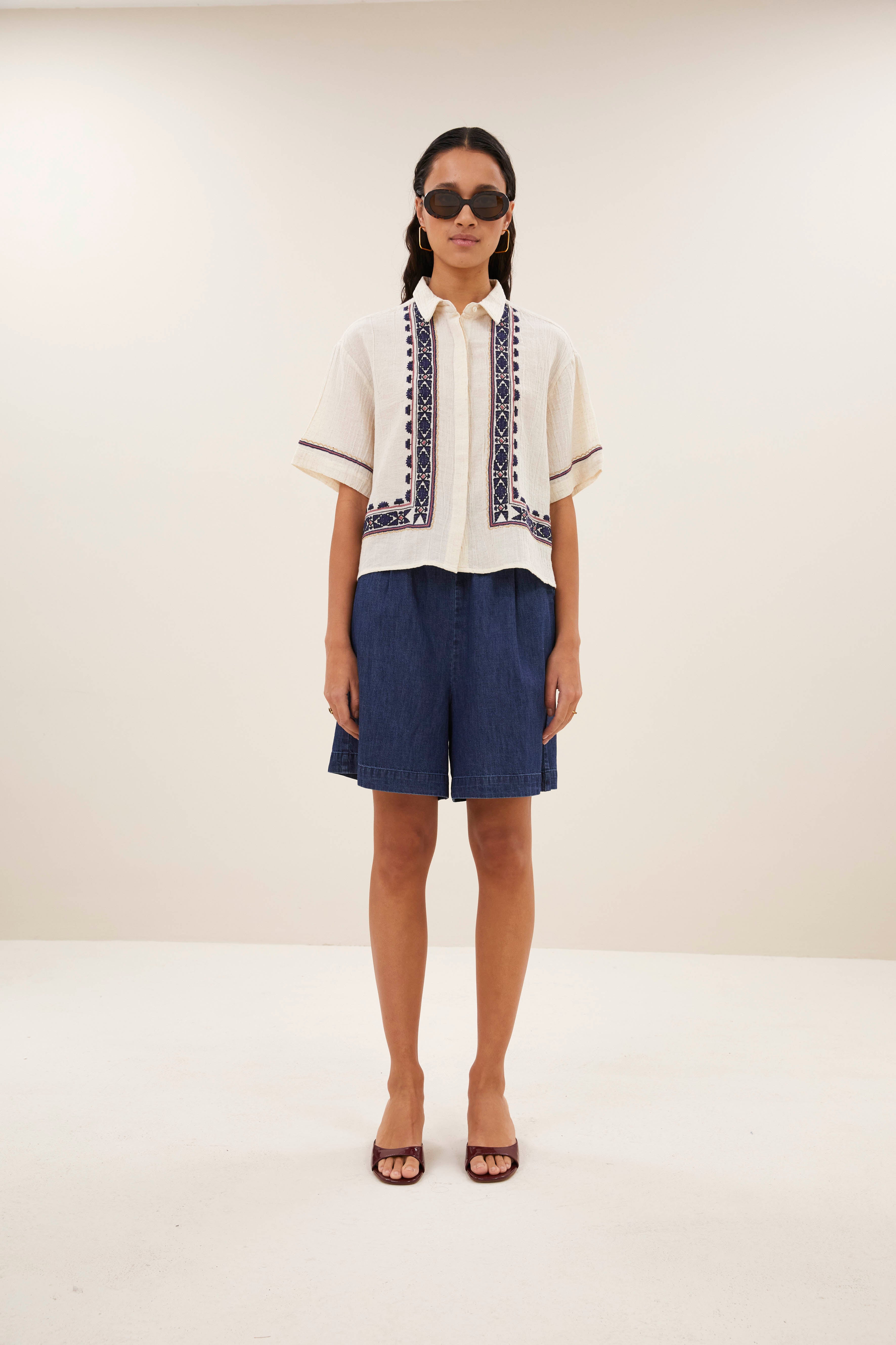 blouse-jela embroidery blouse sand-by-bar-sfeerbeeld