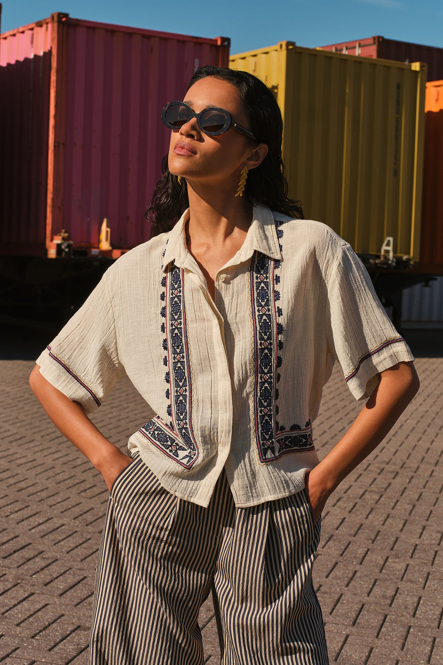 jela-embroidery-blouse-sand-embroidery-gemaakt door weefspecialist-opstaande kraag-by-bar-sfeerbeeld
