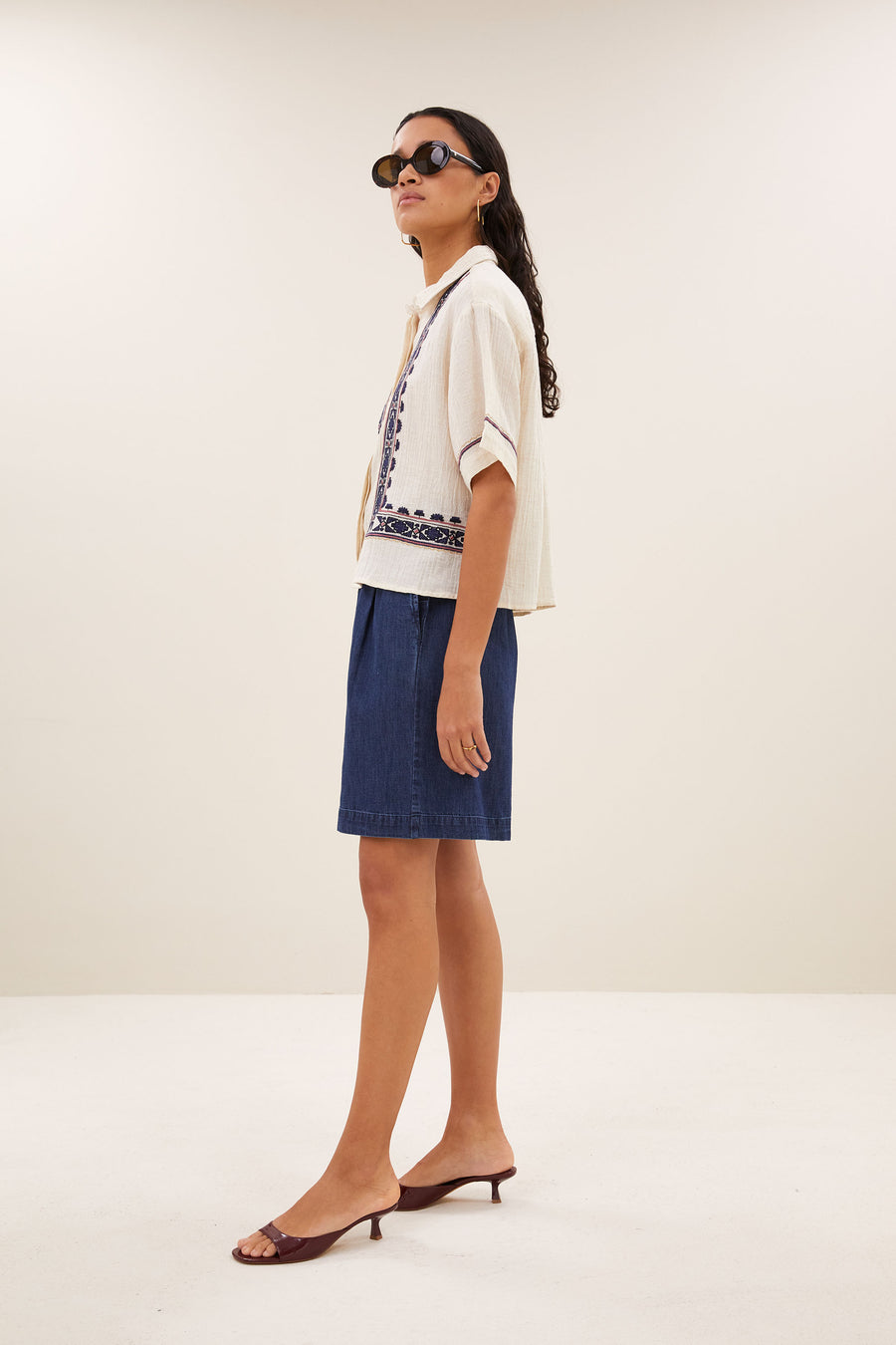 jela-embroidery-blouse-sand-embroidery-gemaakt door weefspecialist-opstaande kraag-by-bar-zijaanzicht