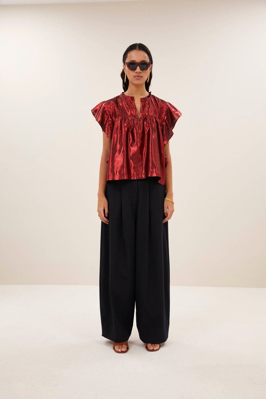 danee-metallic-blouse-red-metallic-casual fit-metallic leder-v-halslijn-by-bar-sfeerbeeld