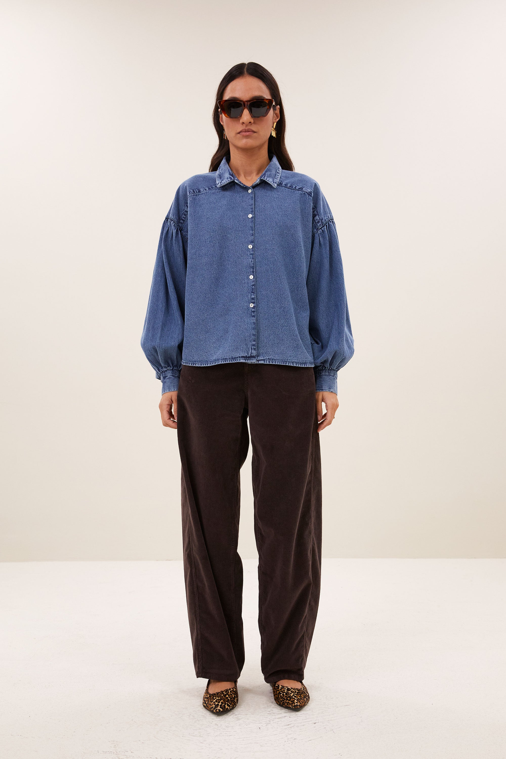 sarah-short-denim-blouse-medium-denim-1-knoopsluiting-must-have essential-plooien-by-bar-detail