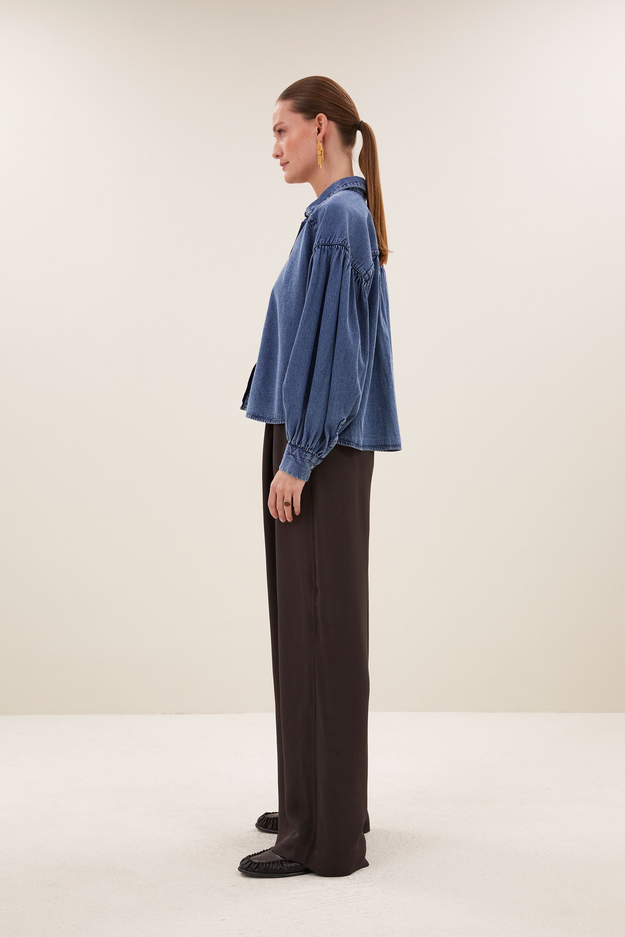 sarah-short-denim-blouse-medium-denim-1-knoopsluiting-must-have essential-plooien-by-bar-zijaanzicht