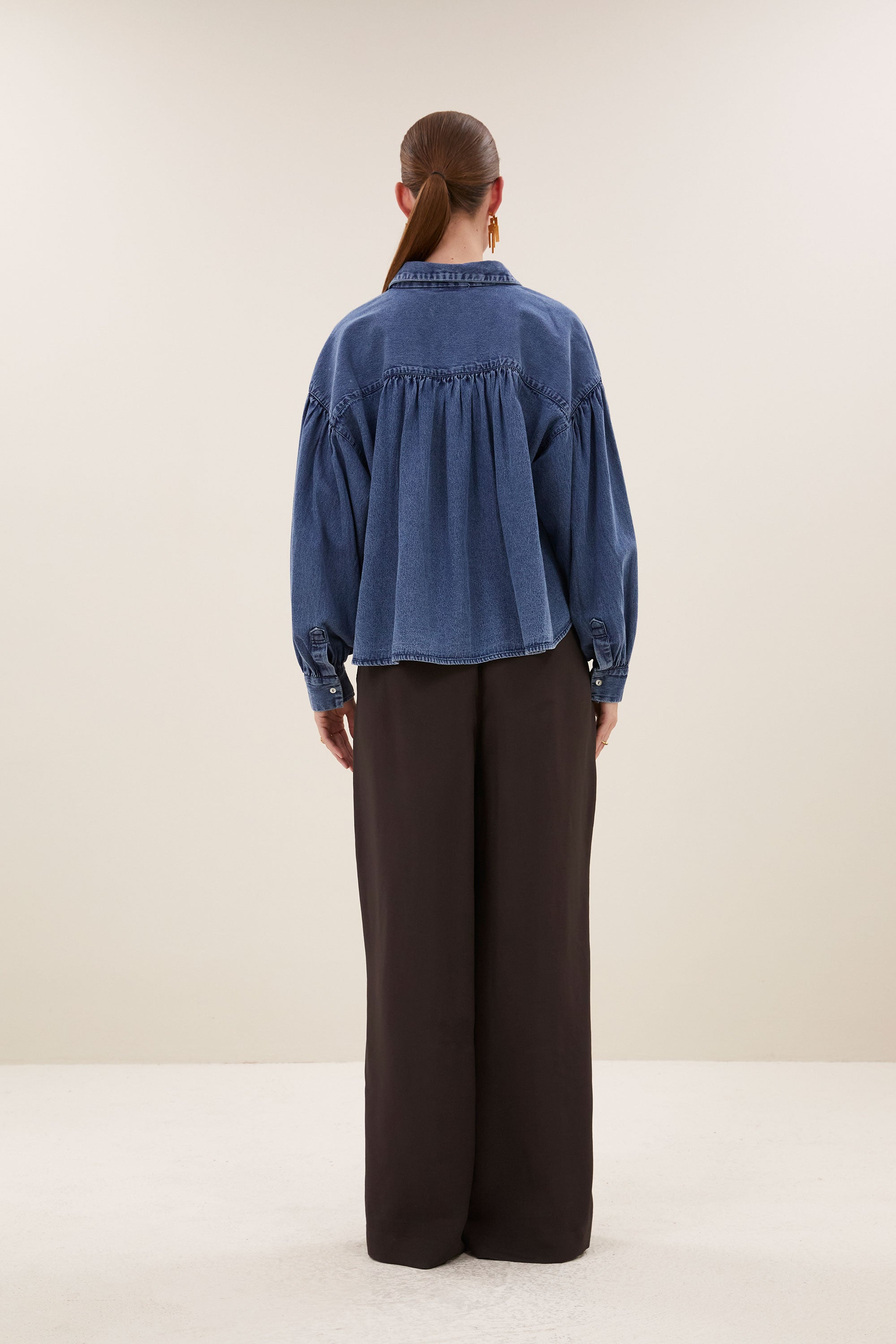 sarah-short-denim-blouse-medium-denim-1-knoopsluiting-must-have essential-plooien-by-bar-achteraanzicht
