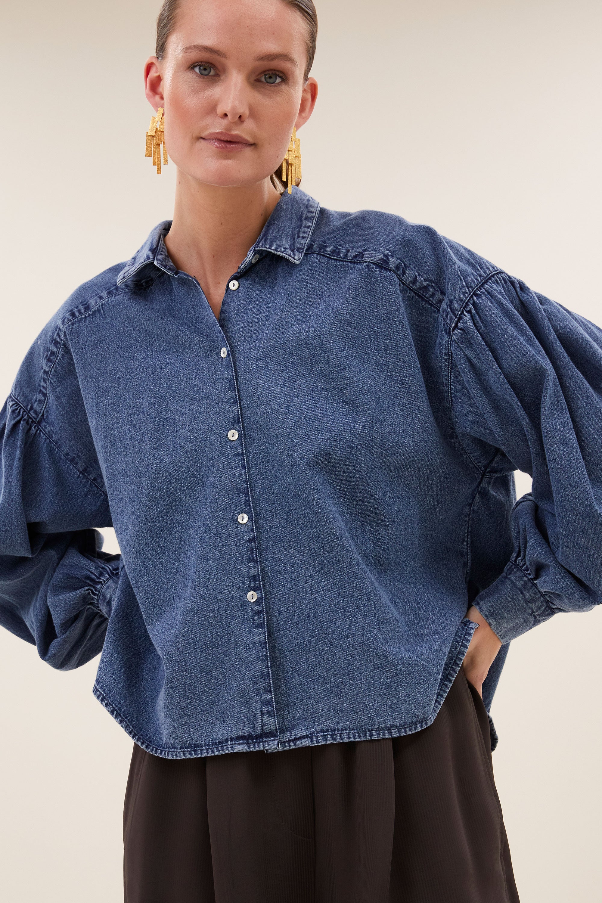sarah-short-denim-blouse-medium-denim-1-knoopsluiting-must-have essential-plooien-by-bar-sfeerbeeld