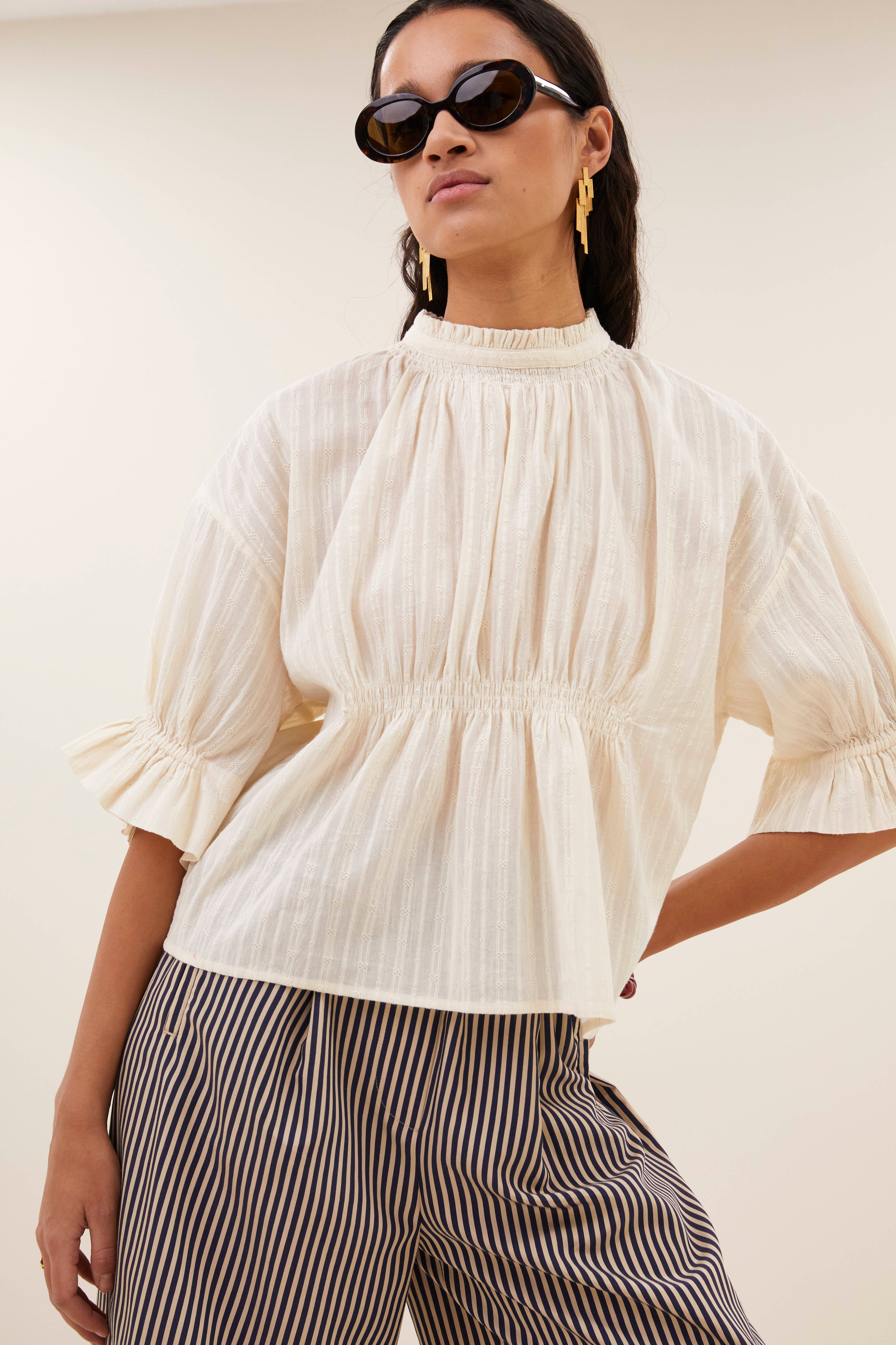 blouse-isabel dobby blouse sand-by-bar-achteraanzicht