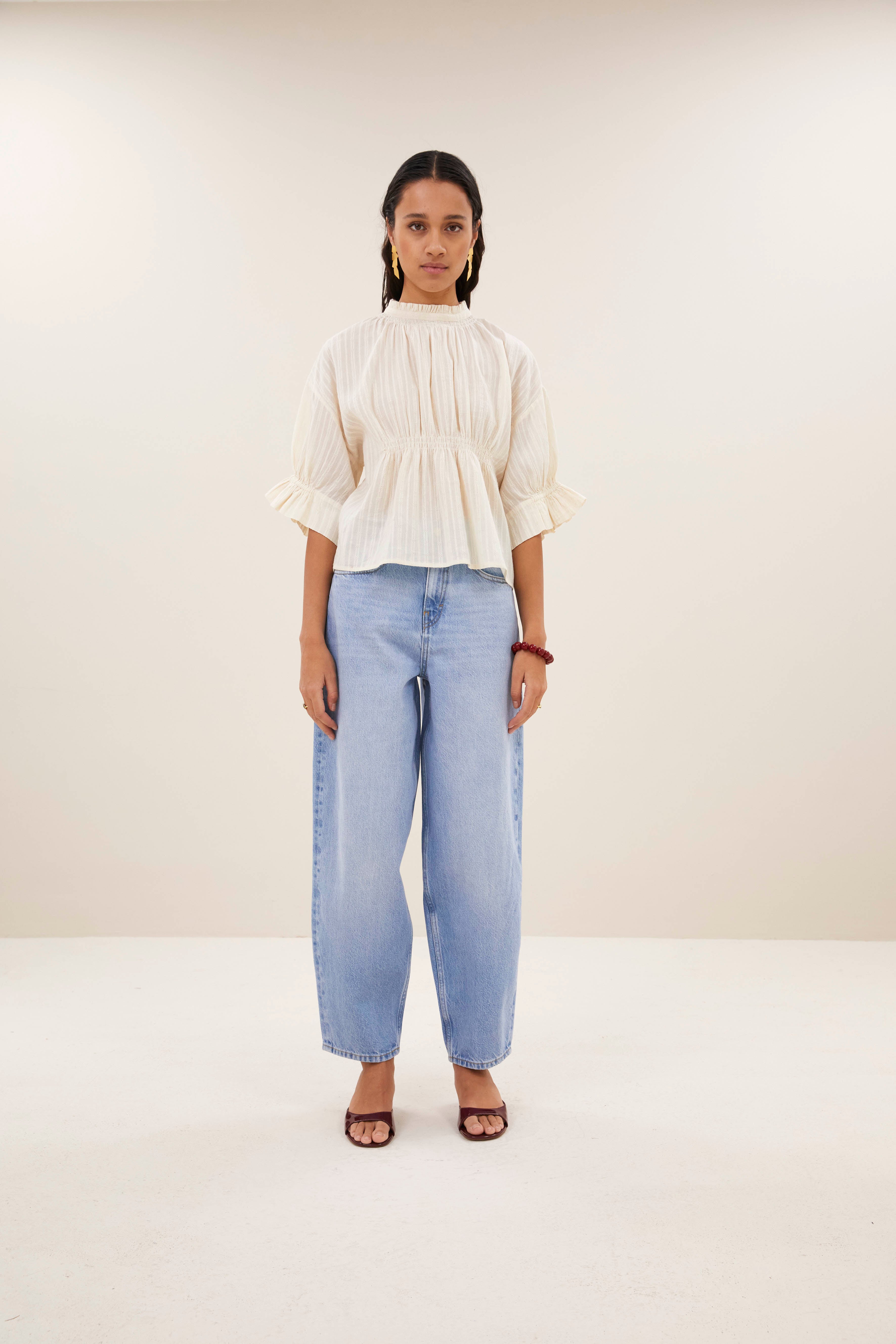blouse-isabel dobby blouse sand-by-bar-sfeerbeeld