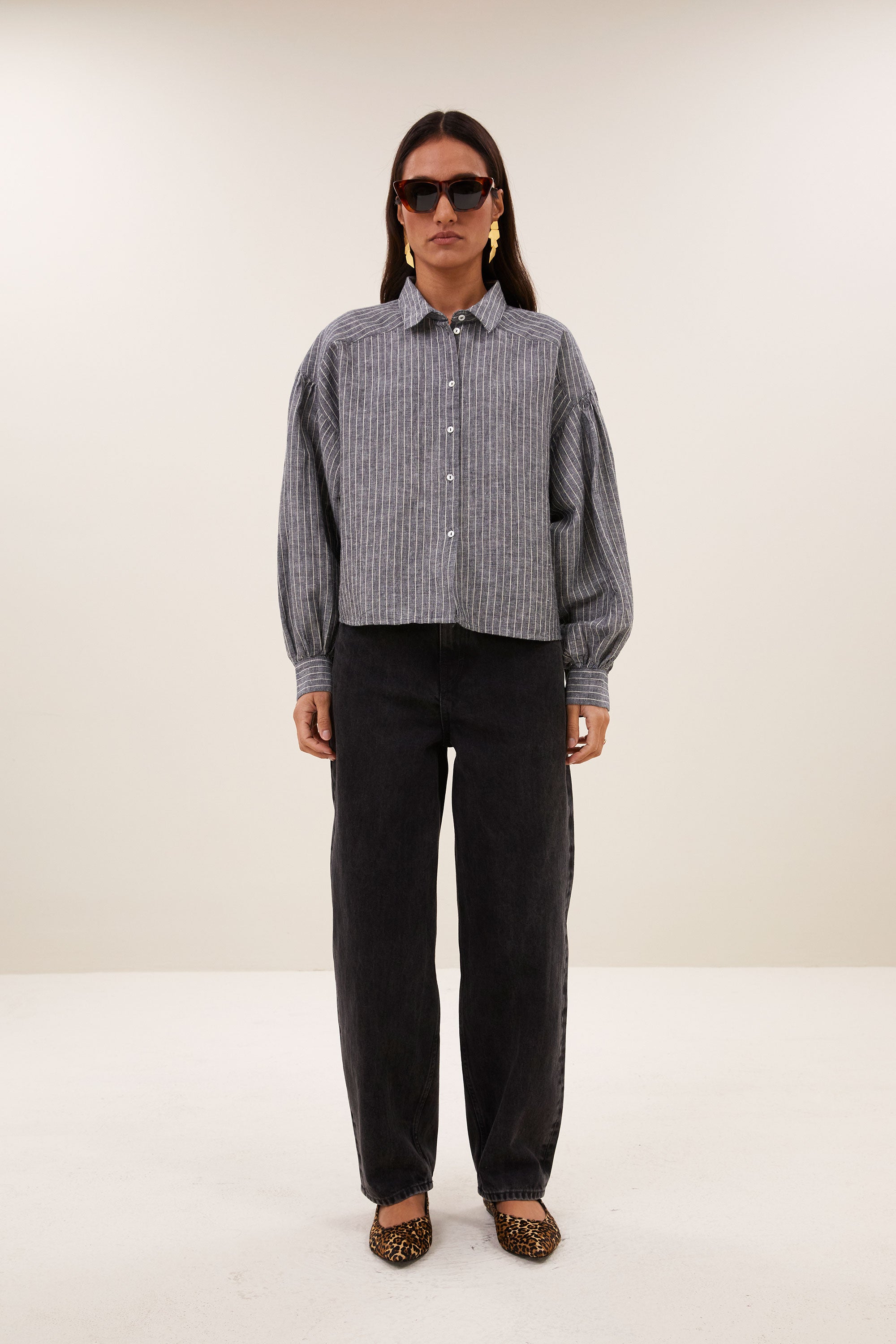 sarah-short-thin-stripe-blouse-ash-grey-stripe-korte fit-knoopsluiting-linnen kwaliteit-by-bar-vooraanzicht
