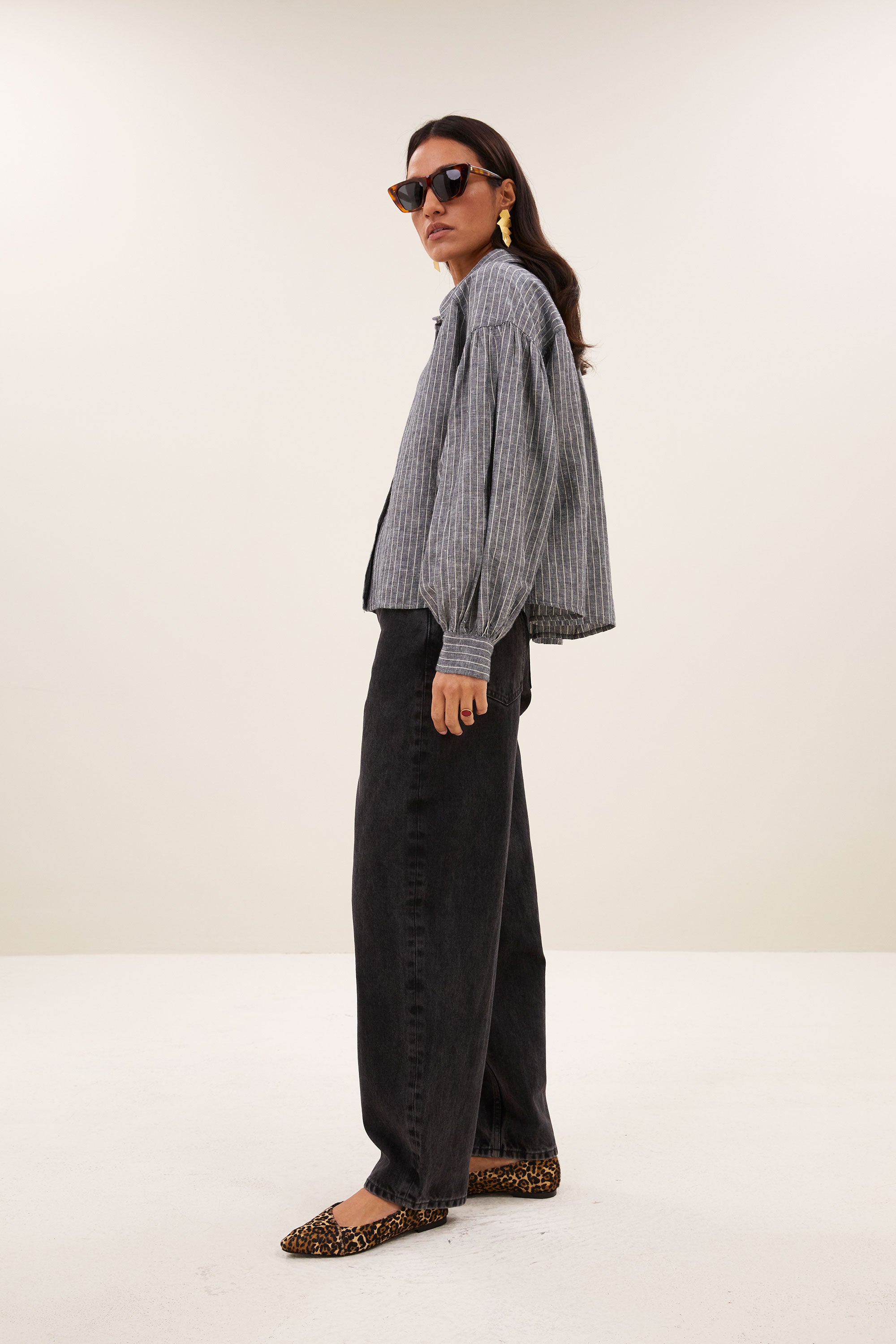 sarah-short-thin-stripe-blouse-ash-grey-stripe-korte fit-knoopsluiting-linnen kwaliteit-by-bar-zijaanzicht