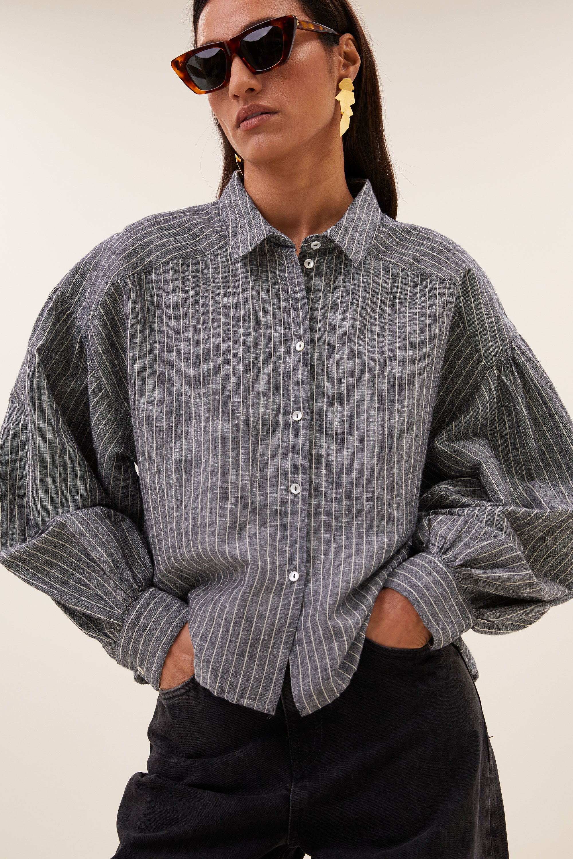 sarah-short-thin-stripe-blouse-ash-grey-stripe-korte fit-knoopsluiting-linnen kwaliteit-by-bar-sfeerbeeld