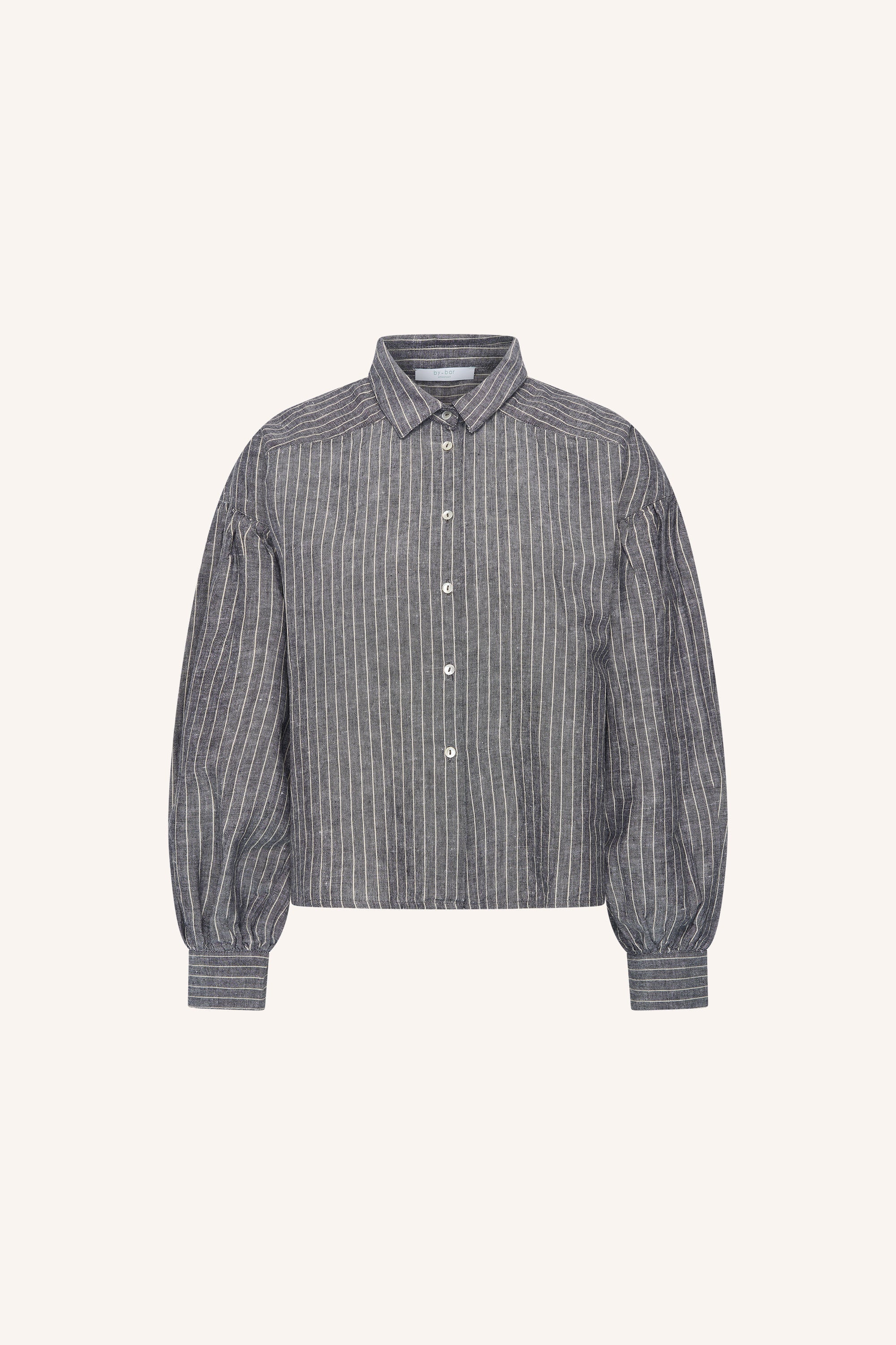 sarah-short-thin-stripe-blouse-ash-grey-stripe-korte fit-knoopsluiting-linnen kwaliteit-by-bar-productfoto