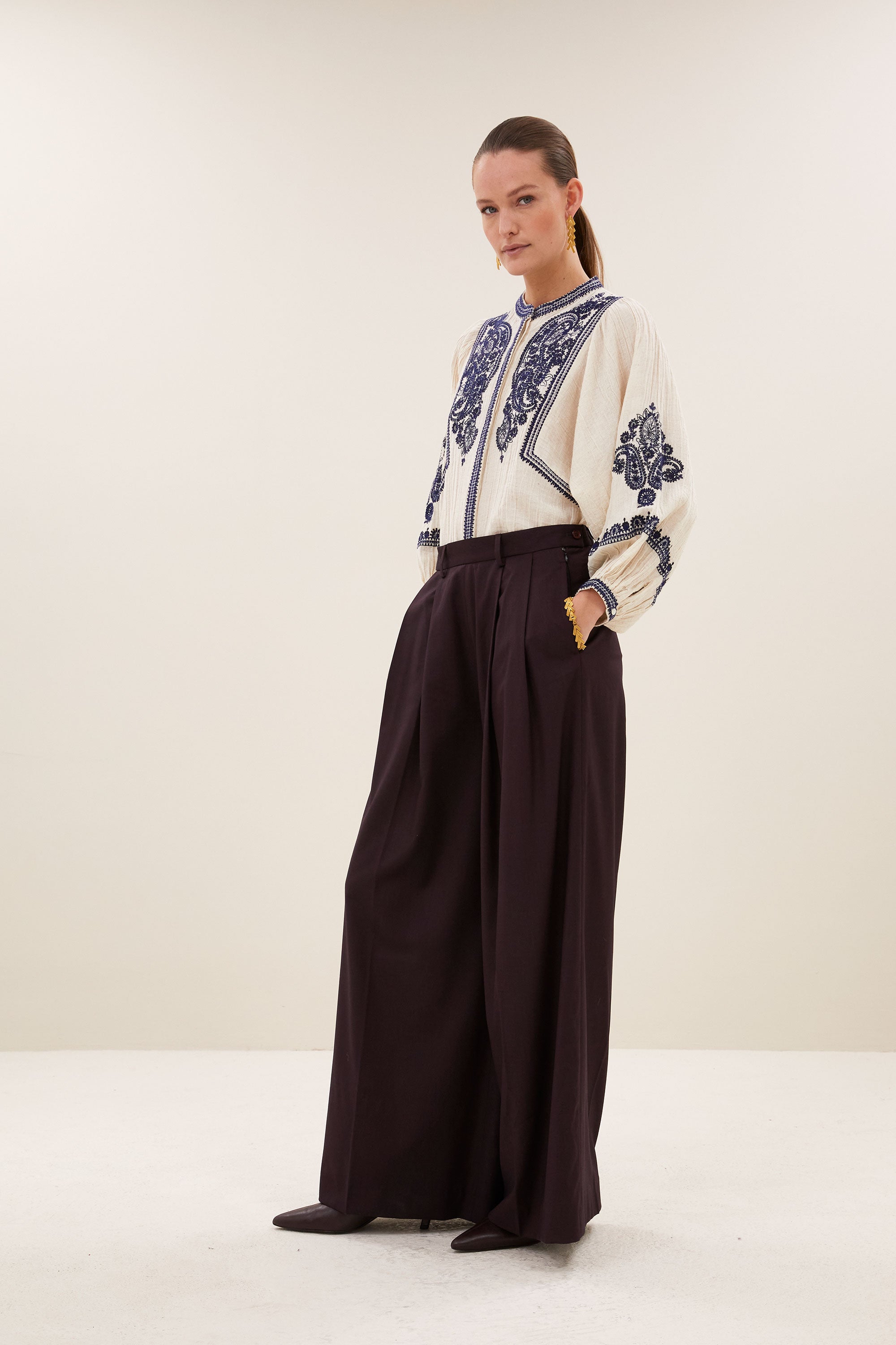 senne-embroidery-blouse-sand-knoopsluiting-embroidery-ronde halslijn-by-bar-zijaanzicht