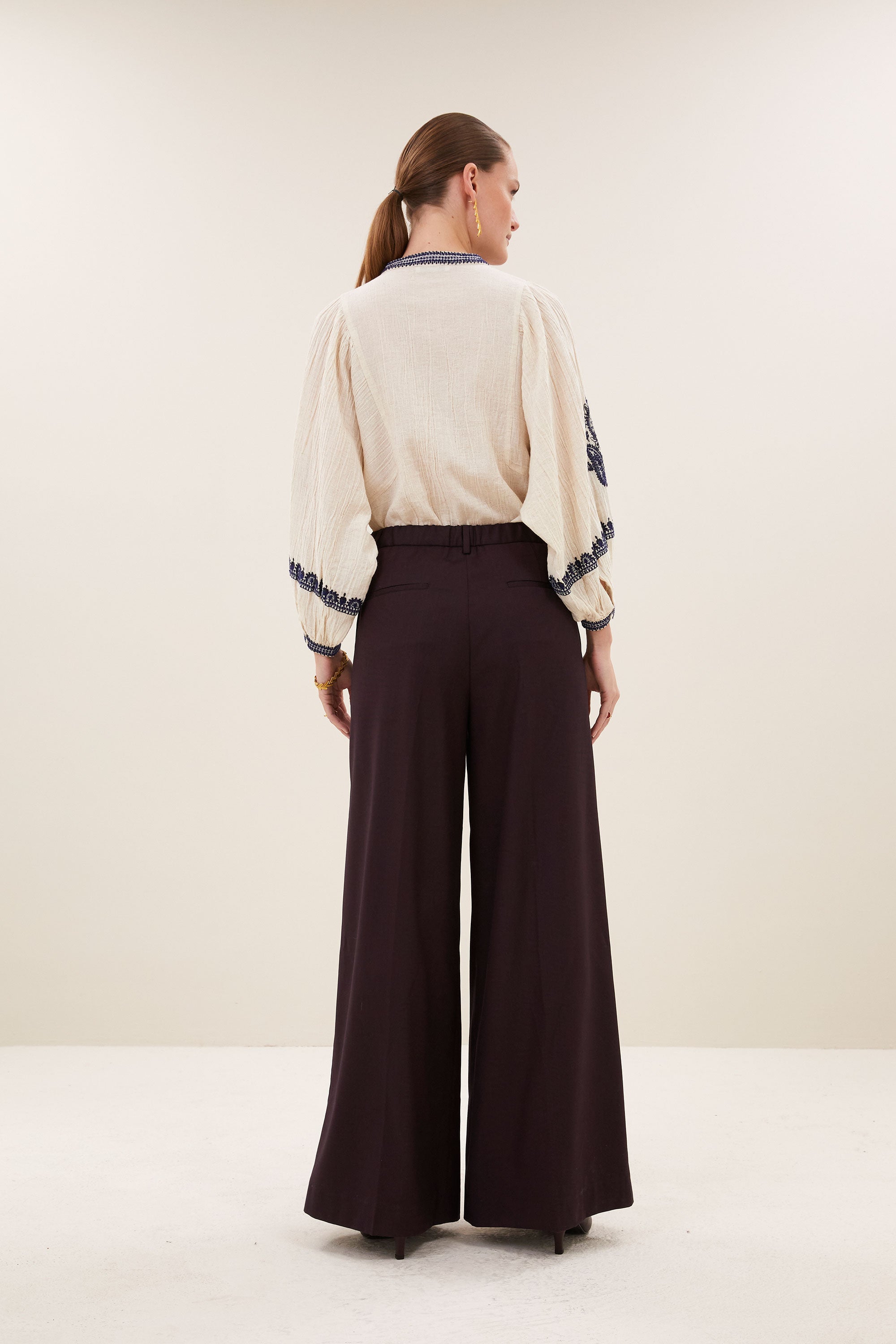 senne-embroidery-blouse-sand-knoopsluiting-embroidery-ronde halslijn-by-bar-achteraanzicht