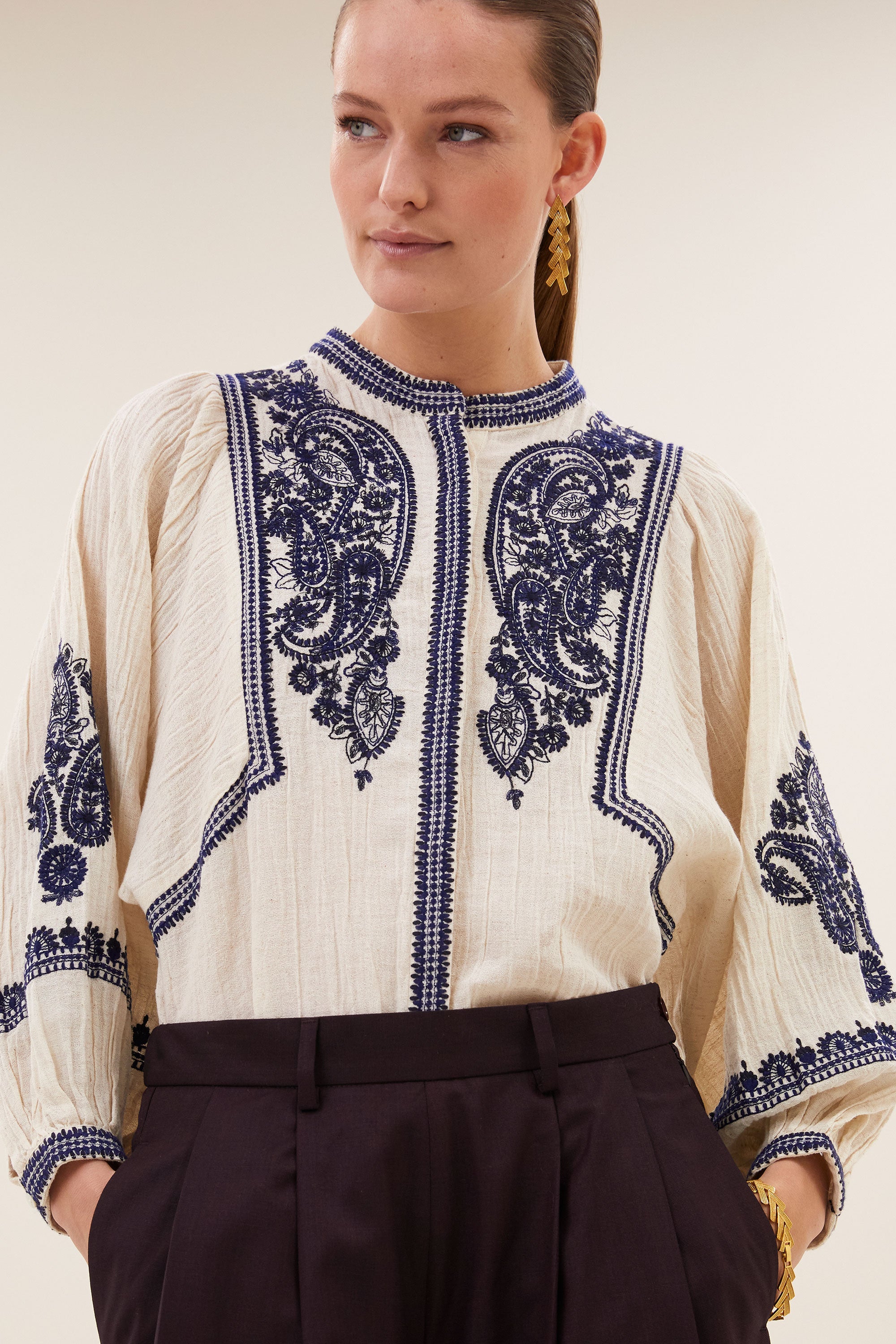 senne-embroidery-blouse-sand-knoopsluiting-embroidery-ronde halslijn-by-bar-detail
