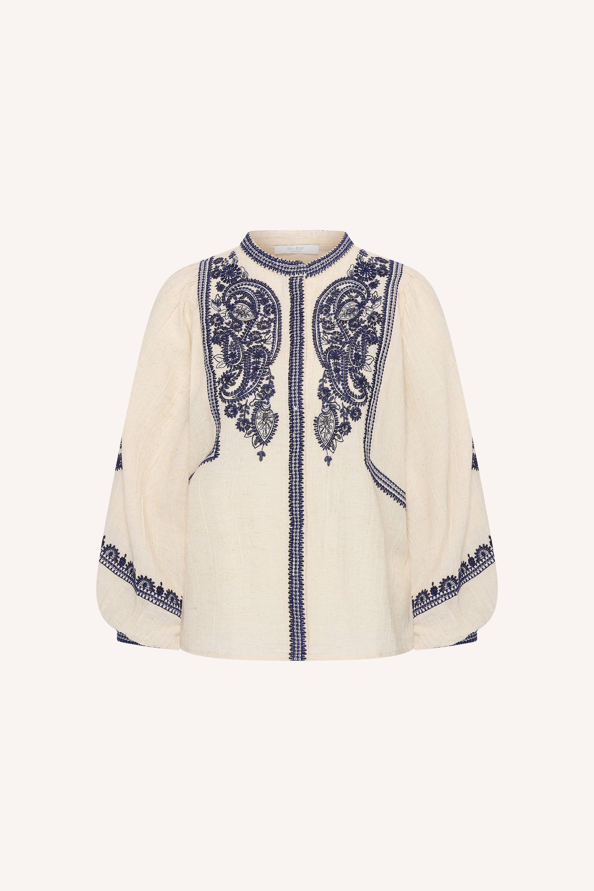 senne-embroidery-blouse-sand-knoopsluiting-embroidery-ronde halslijn-by-bar-productfoto