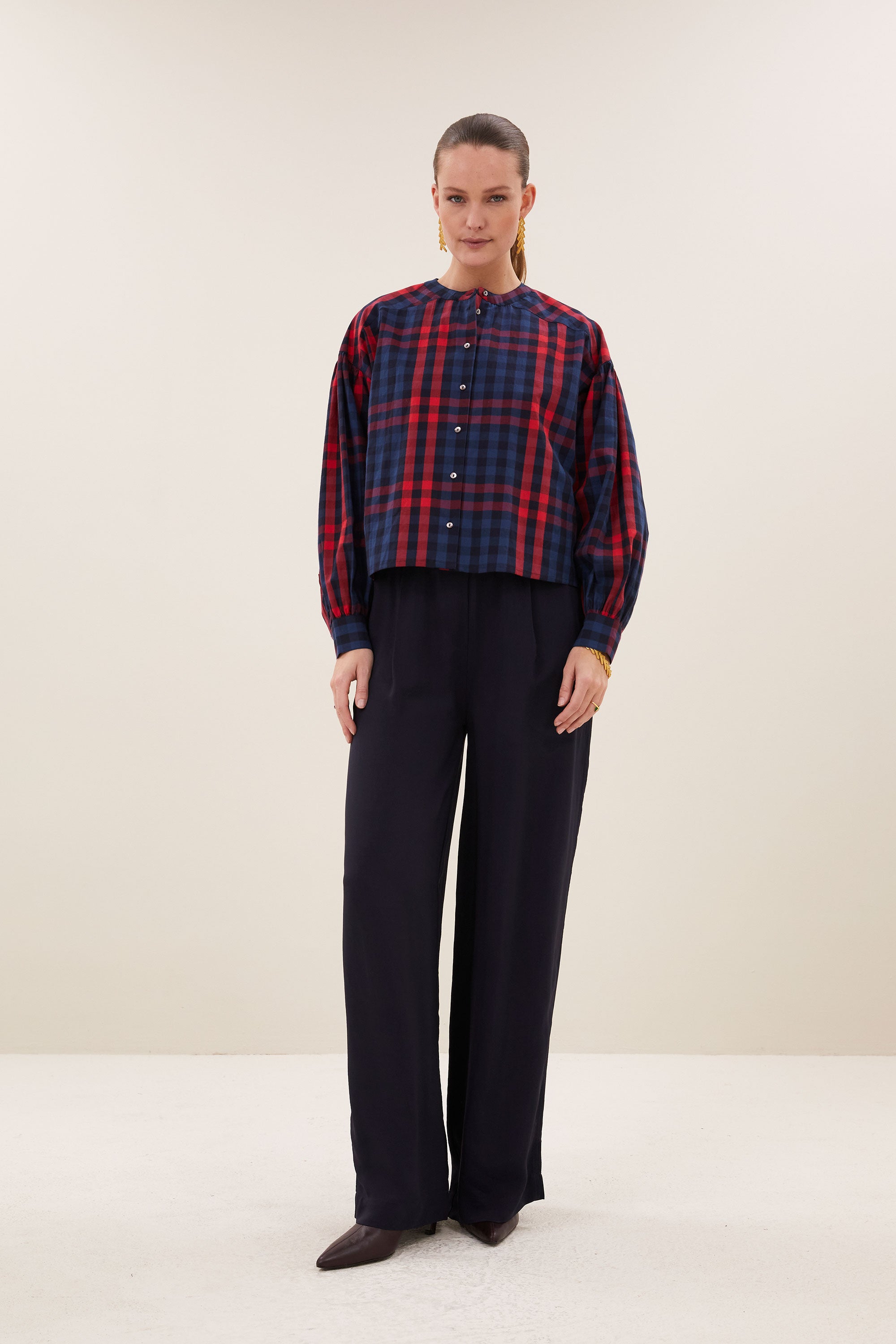 ella-red-check-blouse-royal-red-check-knoopsluiting-biologisch katoen-ronde halslijn-by-bar-aanvullende-foto