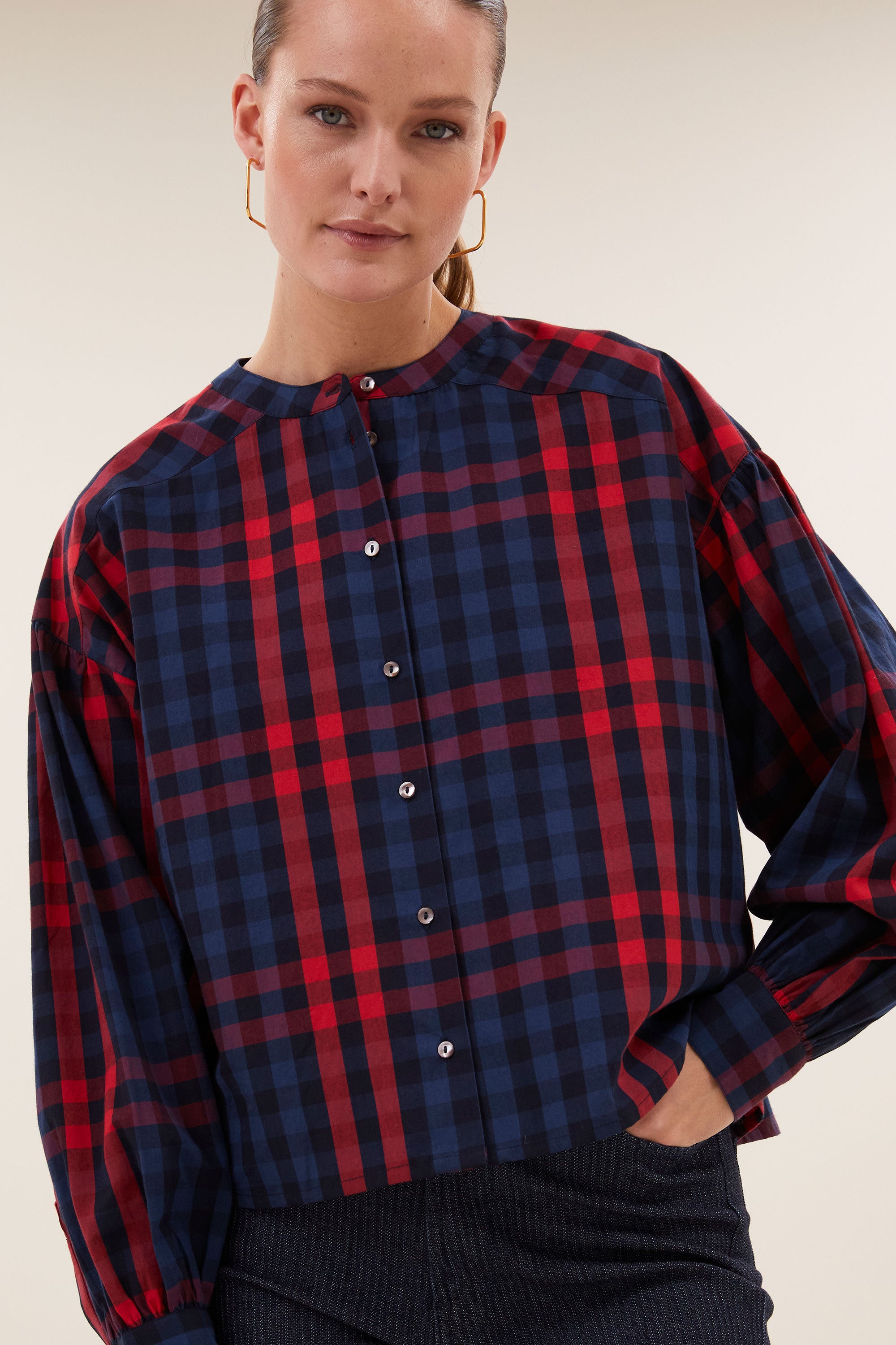 ella-red-check-blouse-royal-red-check-knoopsluiting-biologisch katoen-ronde halslijn-by-bar-sfeerbeeld