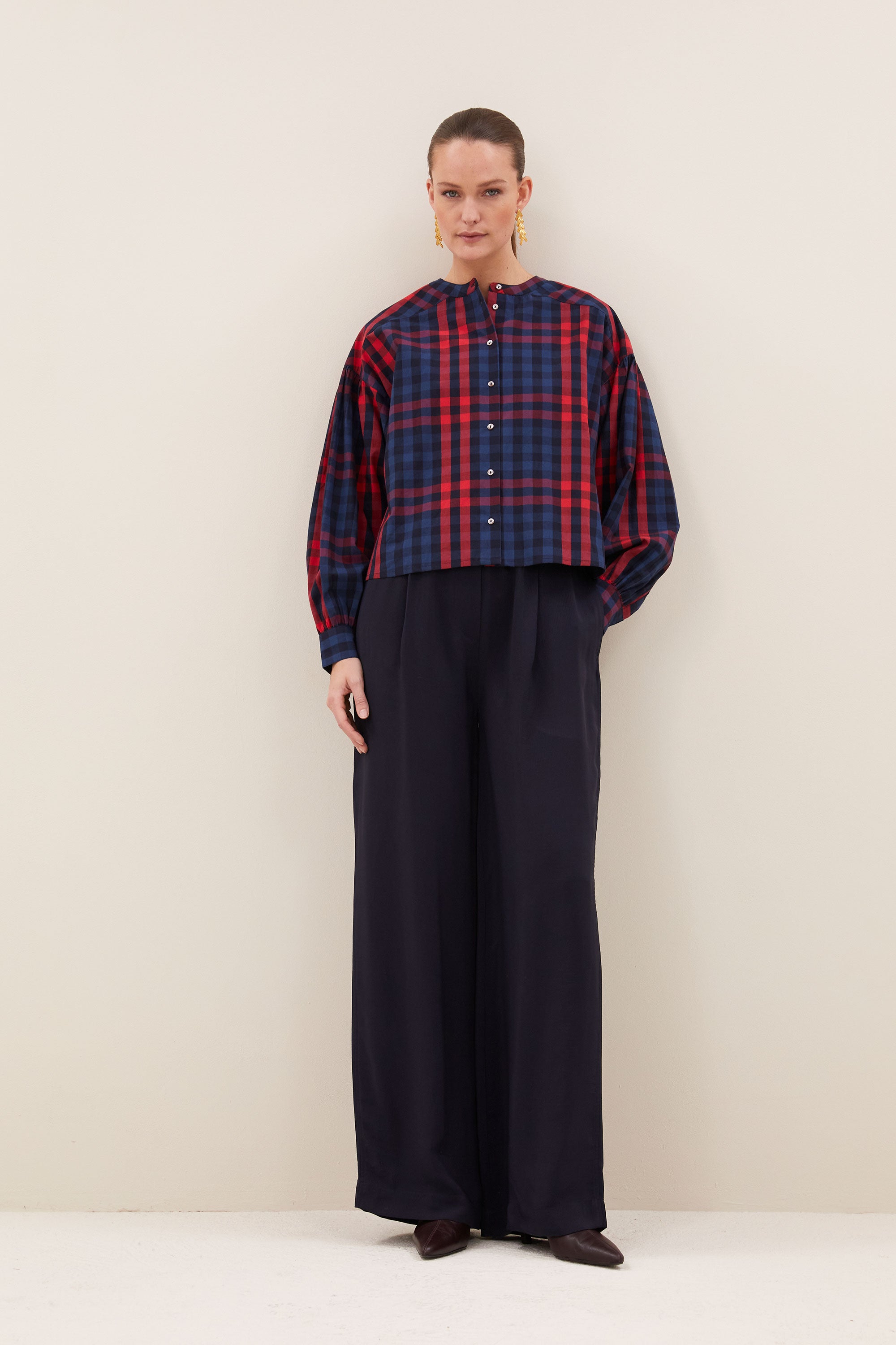 ella-red-check-blouse-royal-red-check-knoopsluiting-biologisch katoen-ronde halslijn-by-bar-achteraanzicht