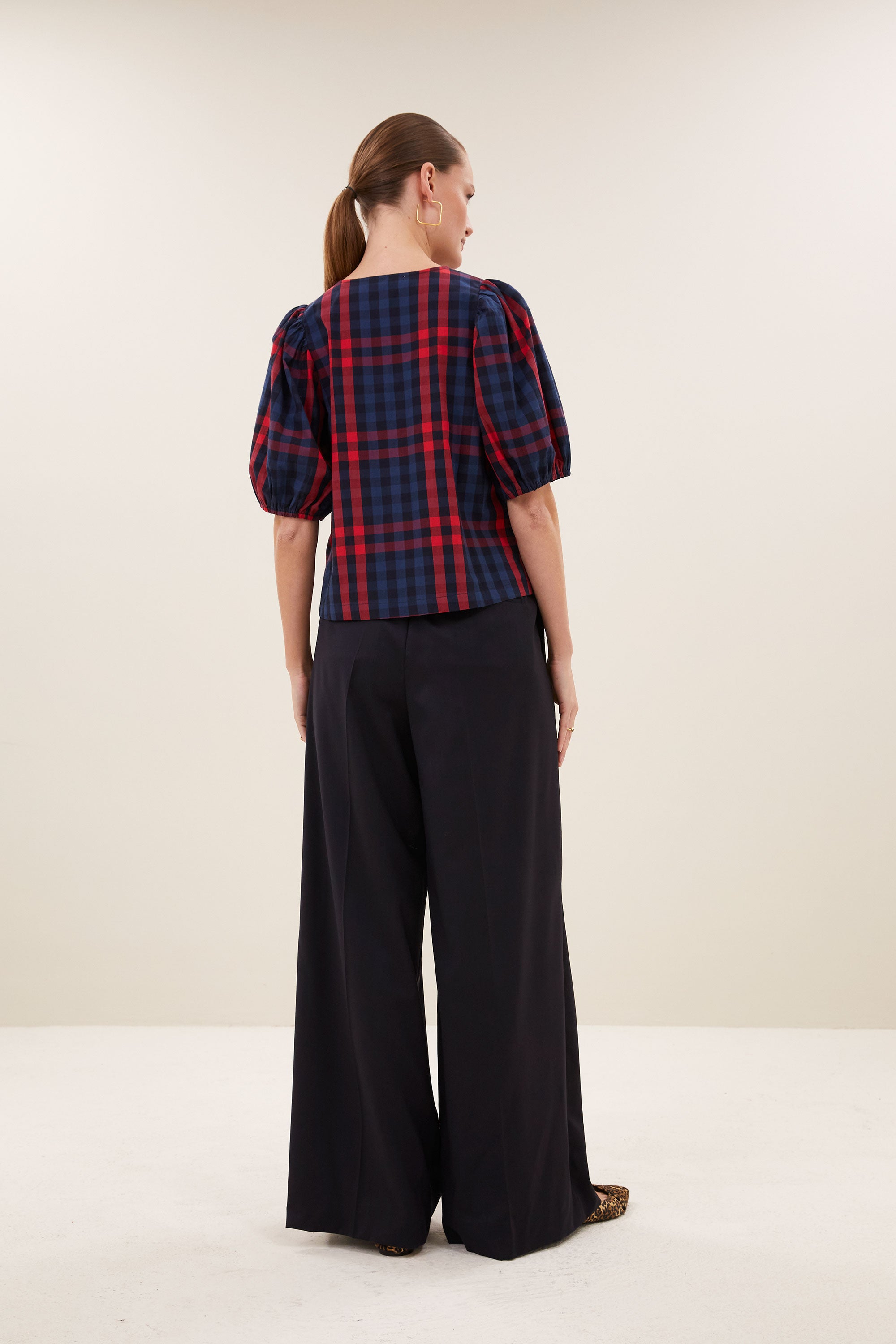 kaya-red-check-blouse-royal-red-check-korte fit-ronde halslijn-kleine kapmouw-by-bar-achteraanzicht