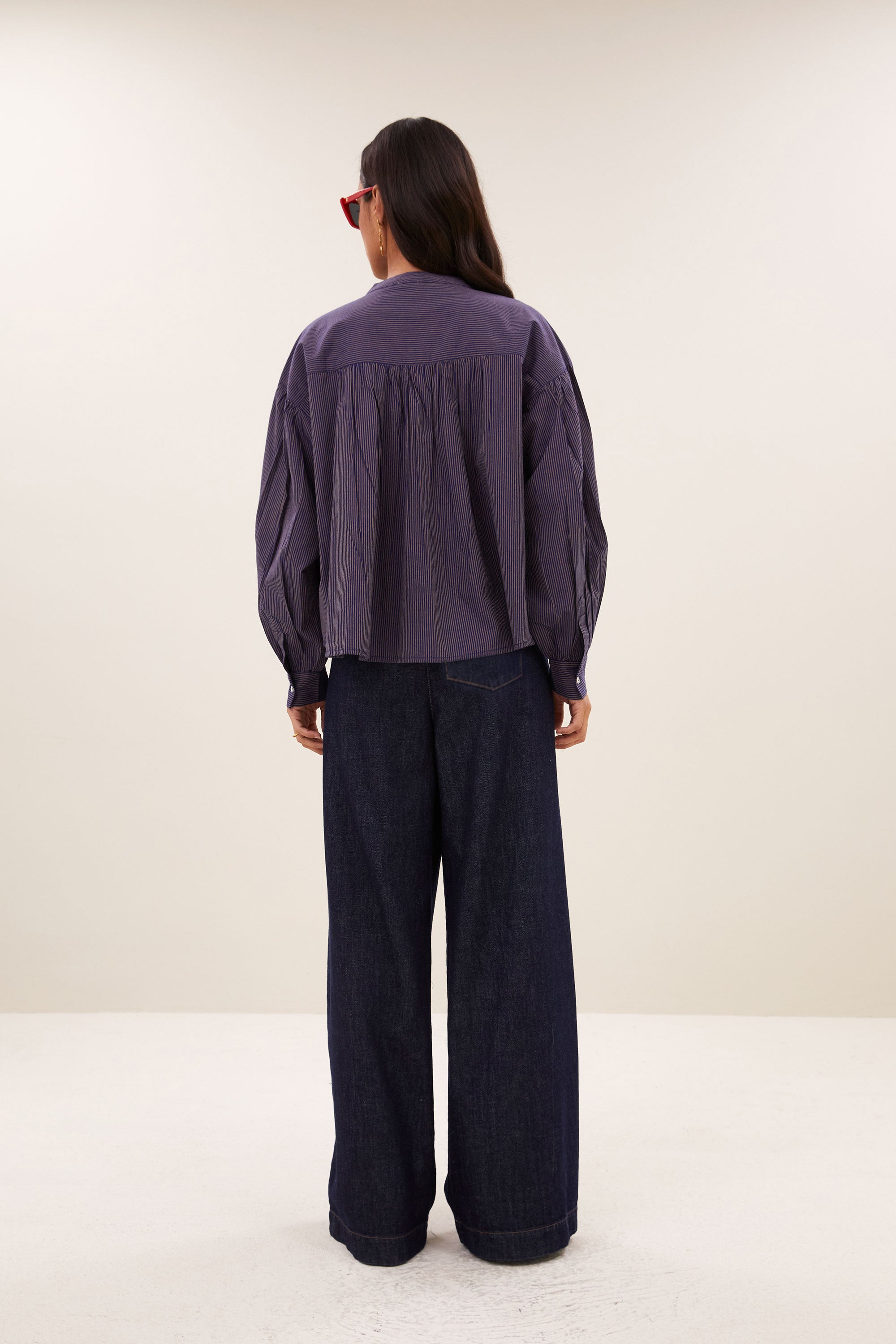 ella-stripe-blouse-tulsi-stripe-knoopsluiting-biologisch katoen-ronde halslijn-by-bar-achteraanzicht