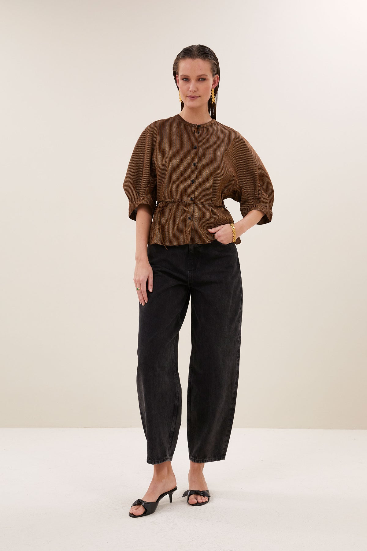 phoebe-festive-blouse-gold-met strikceintuur-volumnieuze mouwen-knoopsluiting-by-bar-vooraanzicht