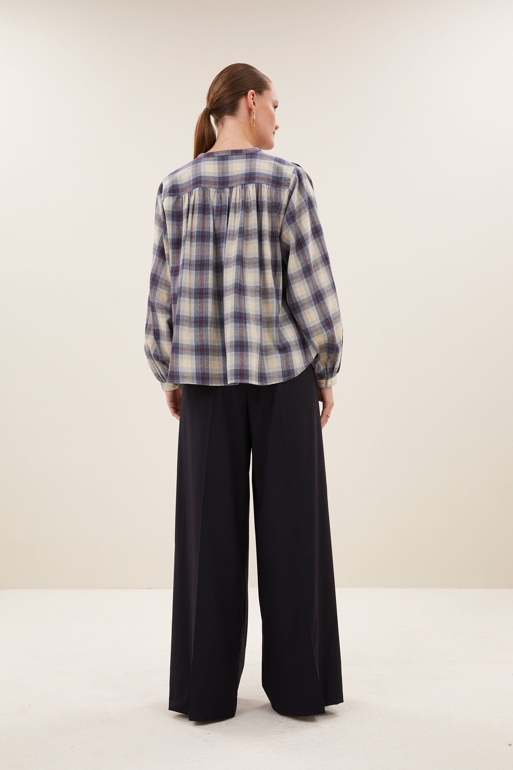 nyka-tokyo-check-blouse-tokyo-check-all-time classic-biologisch katoen-statement print-by-bar-achteraanzicht