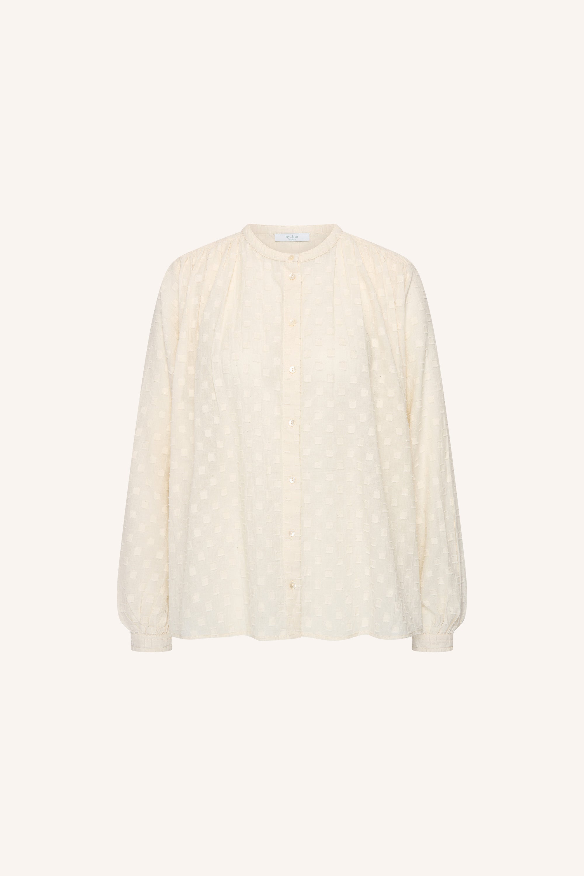 nyka-weave-blouse-off-white-weave-knoopsluiting-biologisch katoen-ronde halslijn-by-bar-productfoto