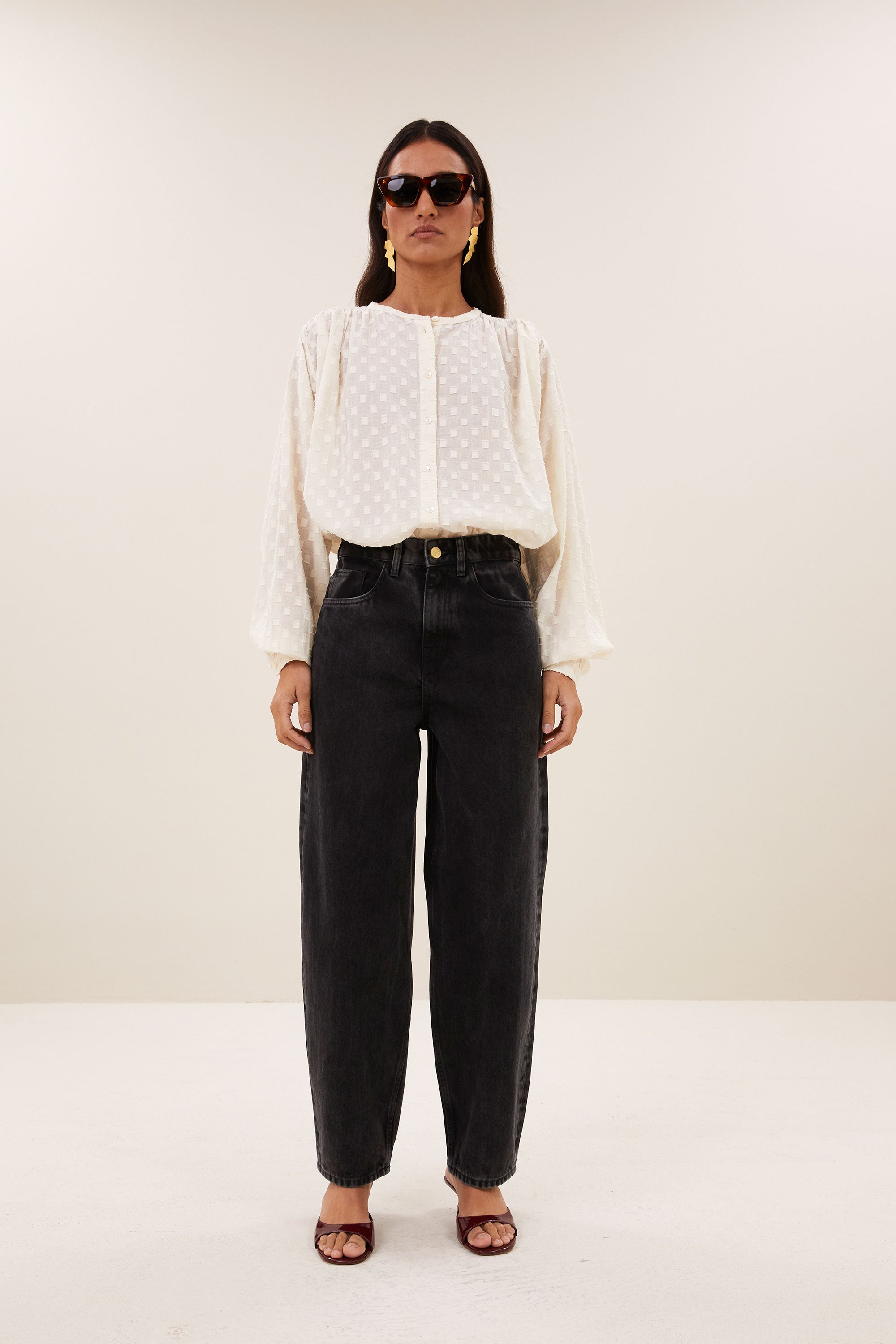 nyka-weave-blouse-off-white-weave-knoopsluiting-biologisch katoen-ronde halslijn-by-bar-aanvullende-foto