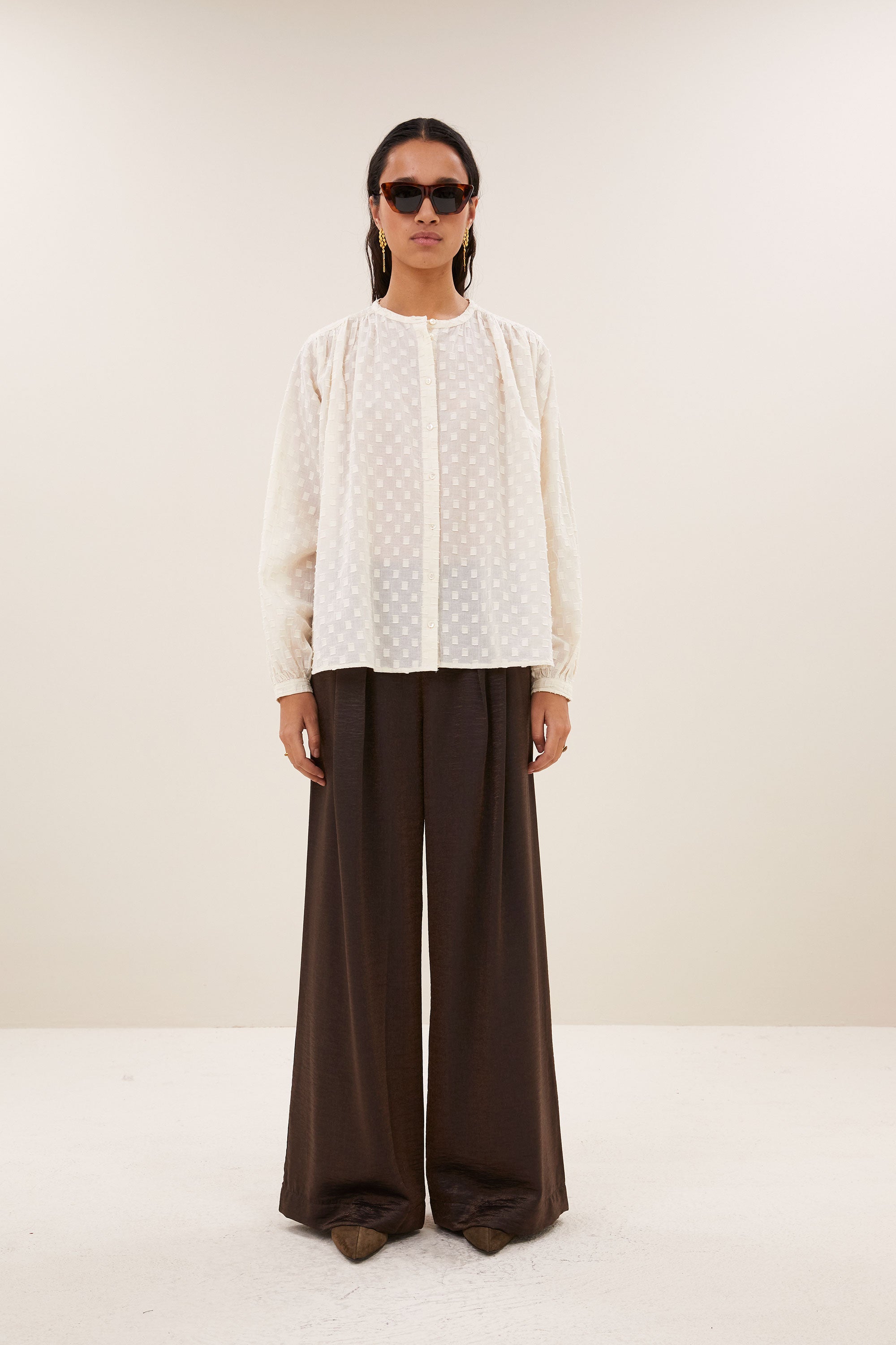 nyka-weave-blouse-off-white-weave-knoopsluiting-biologisch katoen-ronde halslijn-by-bar-detail