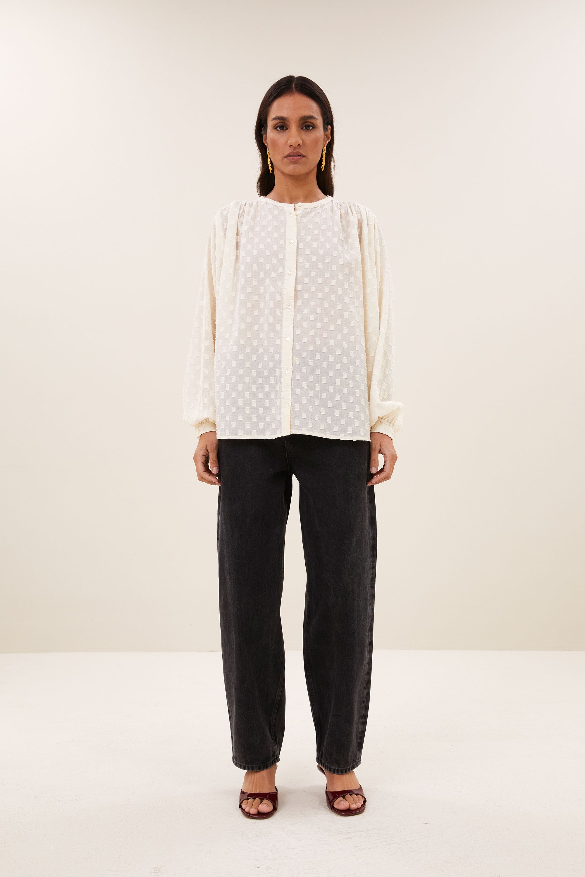 nyka-weave-blouse-off-white-weave-knoopsluiting-biologisch katoen-ronde halslijn-by-bar-achteraanzicht