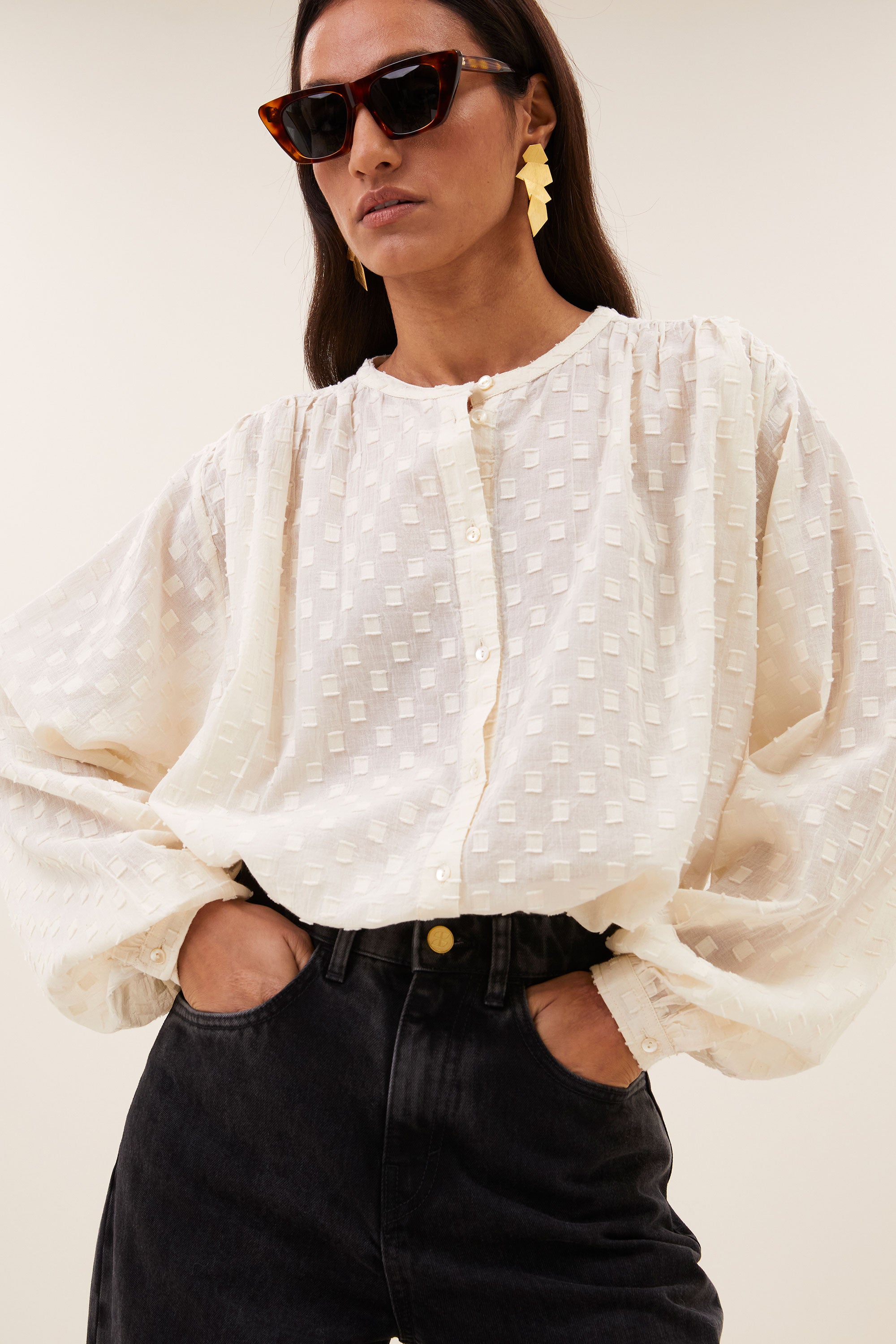 nyka-weave-blouse-off-white-weave-knoopsluiting-biologisch katoen-ronde halslijn-by-bar-sfeerbeeld