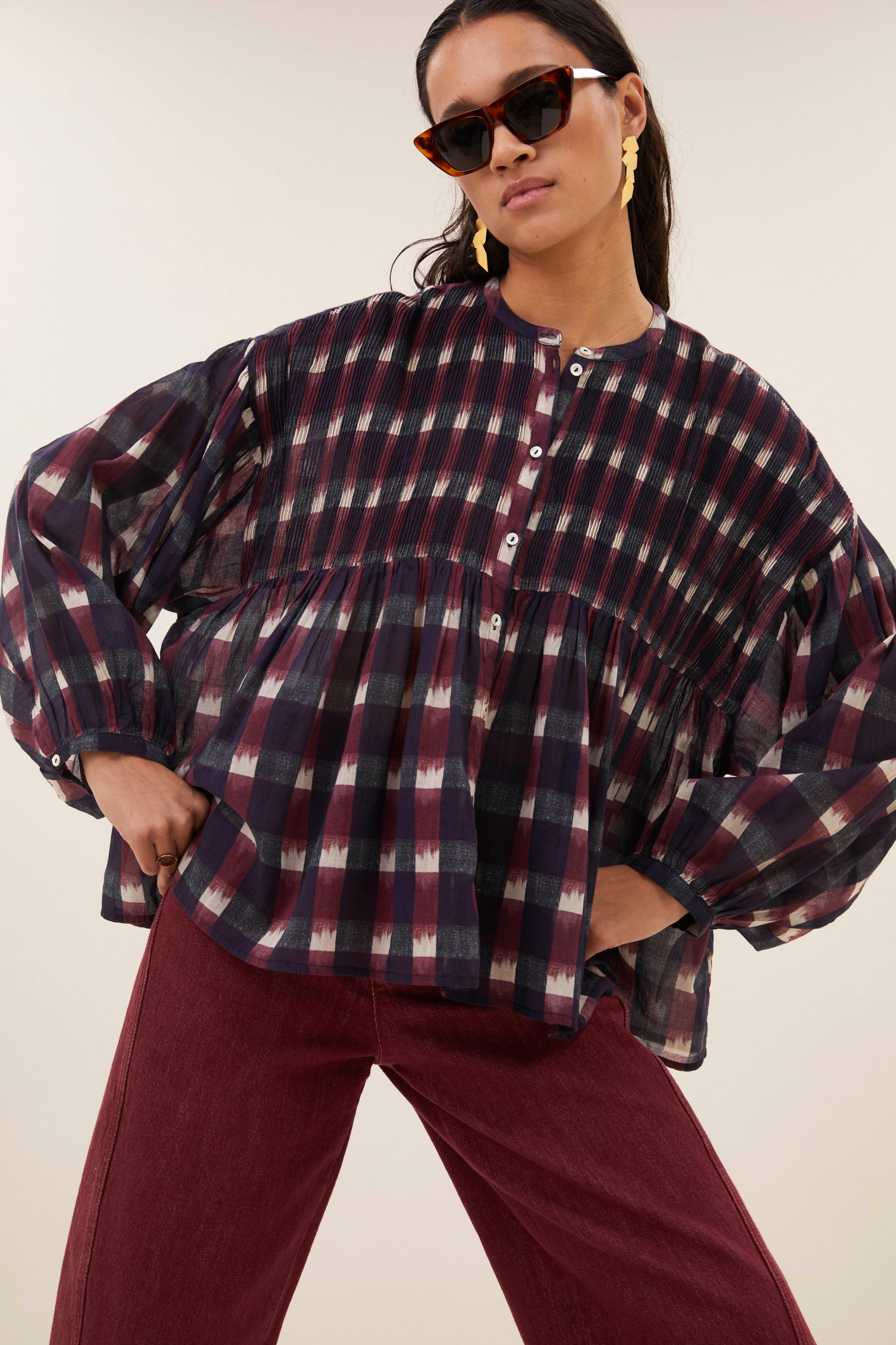 blouse-mine ikat blouse wine ikat print-by-bar-sfeerbeeld