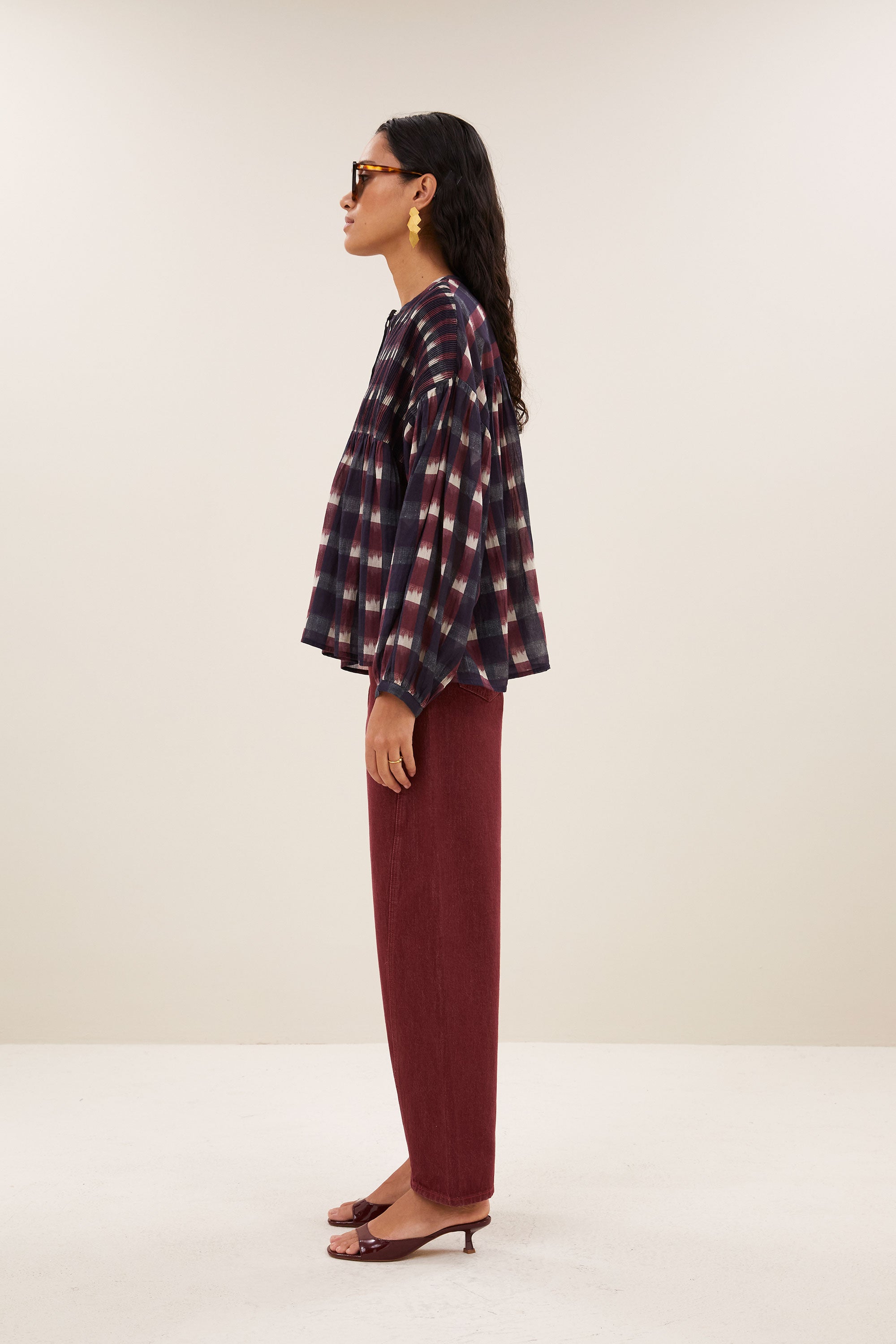 mine-ikat-blouse-wine-ikat-print-gemaakt door weefspecialist-biologisch katoen-ronde halslijn-by-bar-zijaanzicht