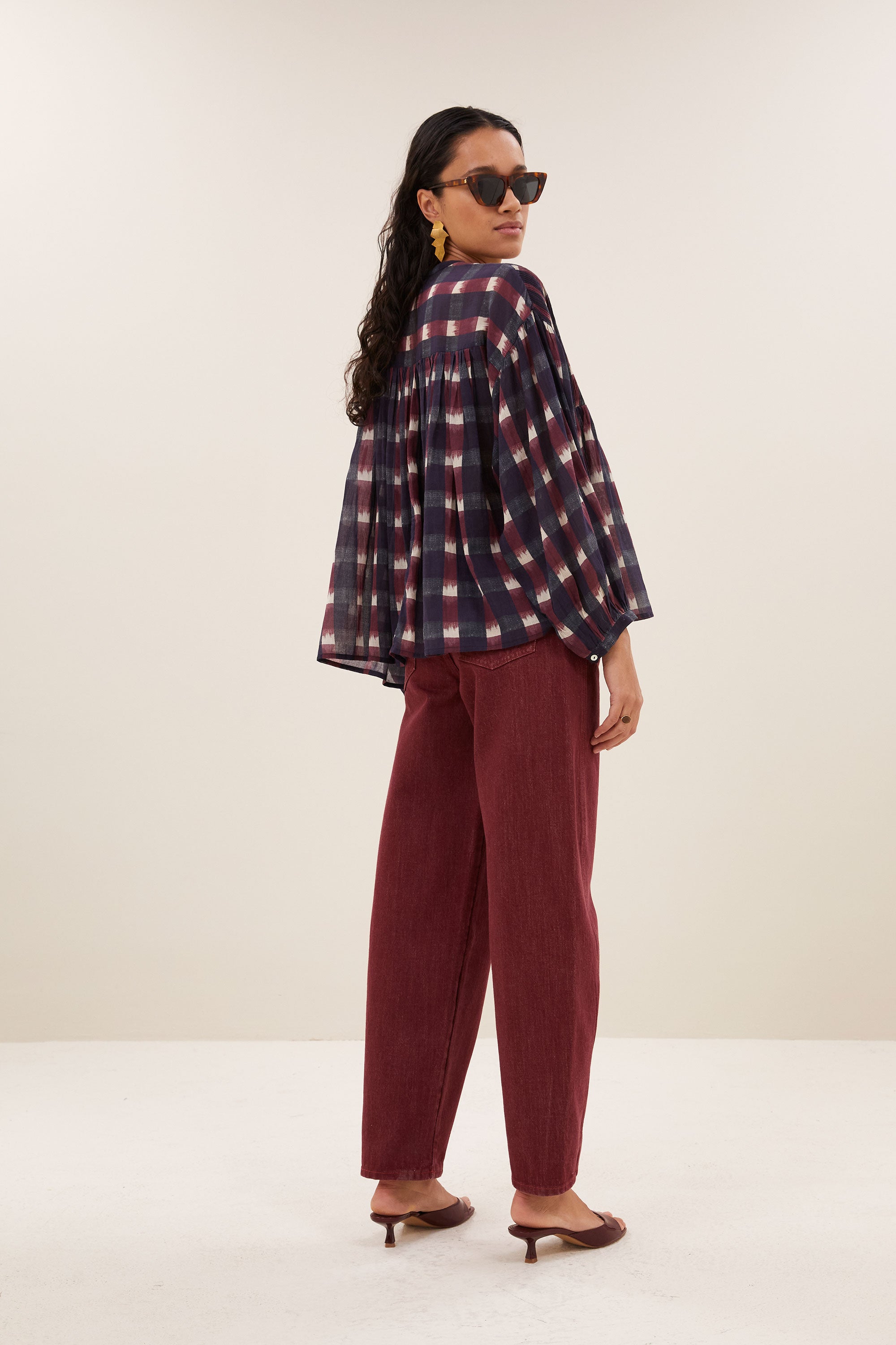 mine-ikat-blouse-wine-ikat-print-gemaakt door weefspecialist-biologisch katoen-ronde halslijn-by-bar-achteraanzicht