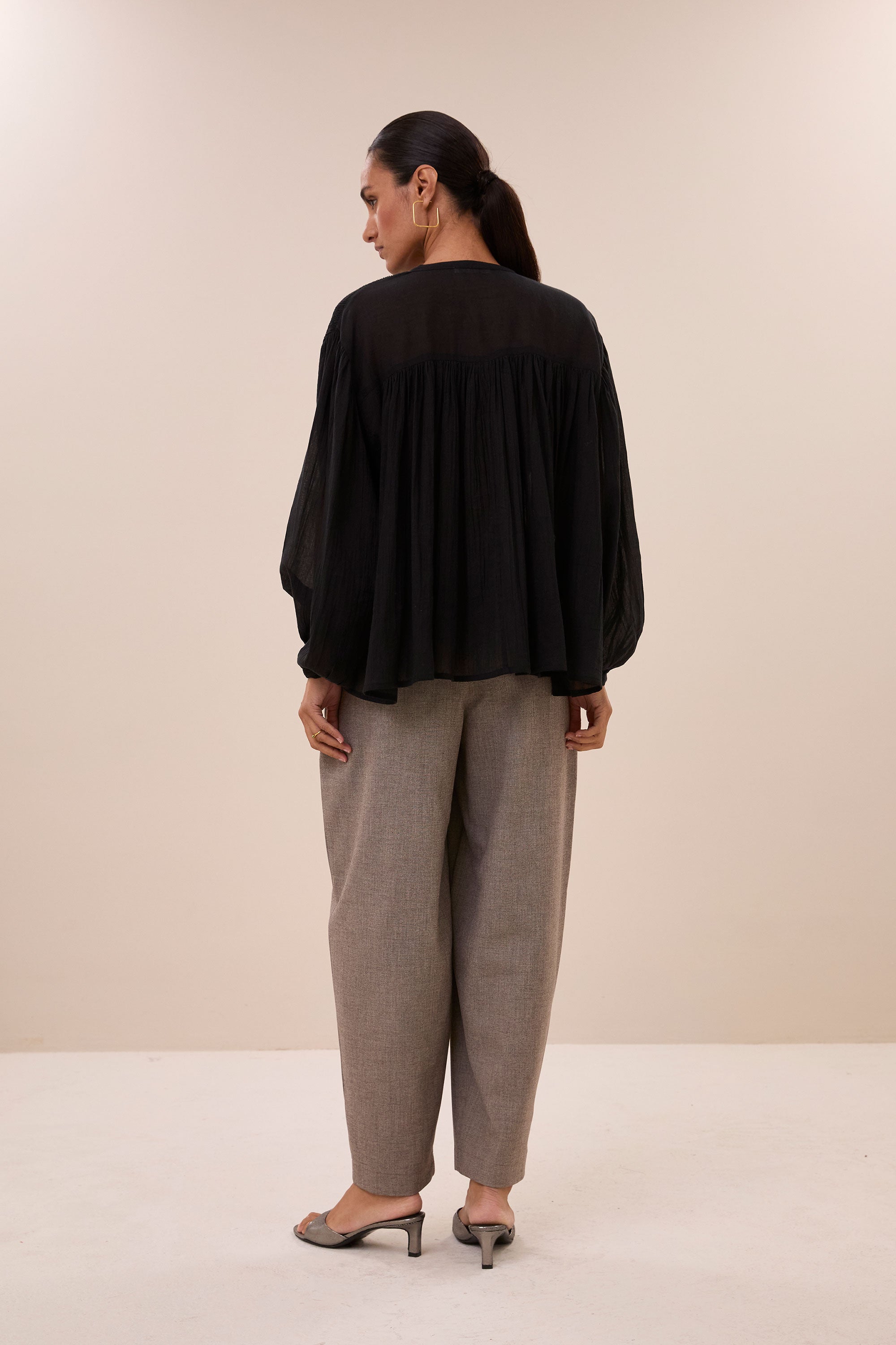 mine-blouse-black-all-time classic-knoopsluiting-elastisch smok detail-by-bar-achteraanzicht