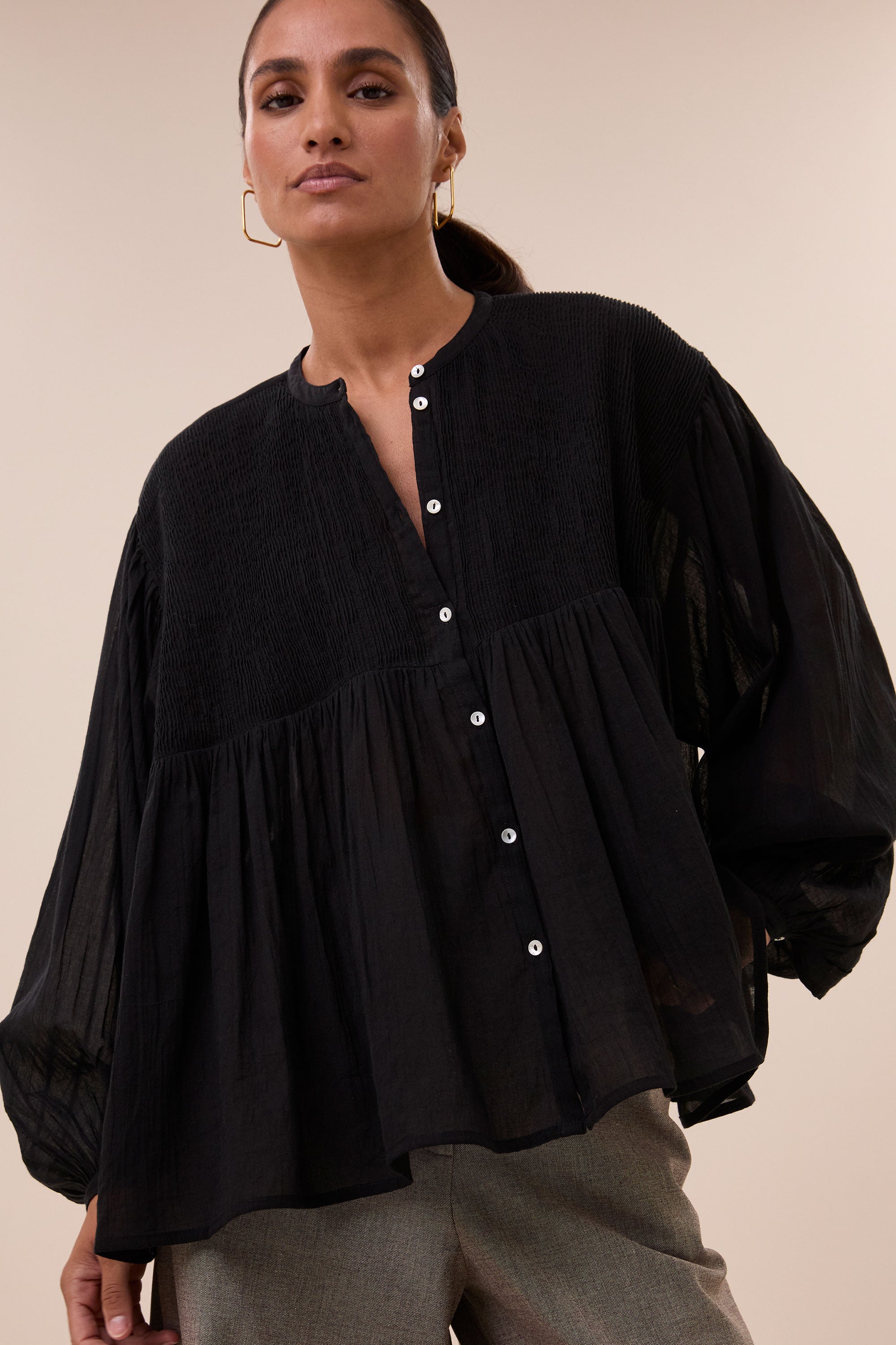 mine-blouse-black-all-time classic-knoopsluiting-elastisch smok detail-by-bar-sfeerbeeld