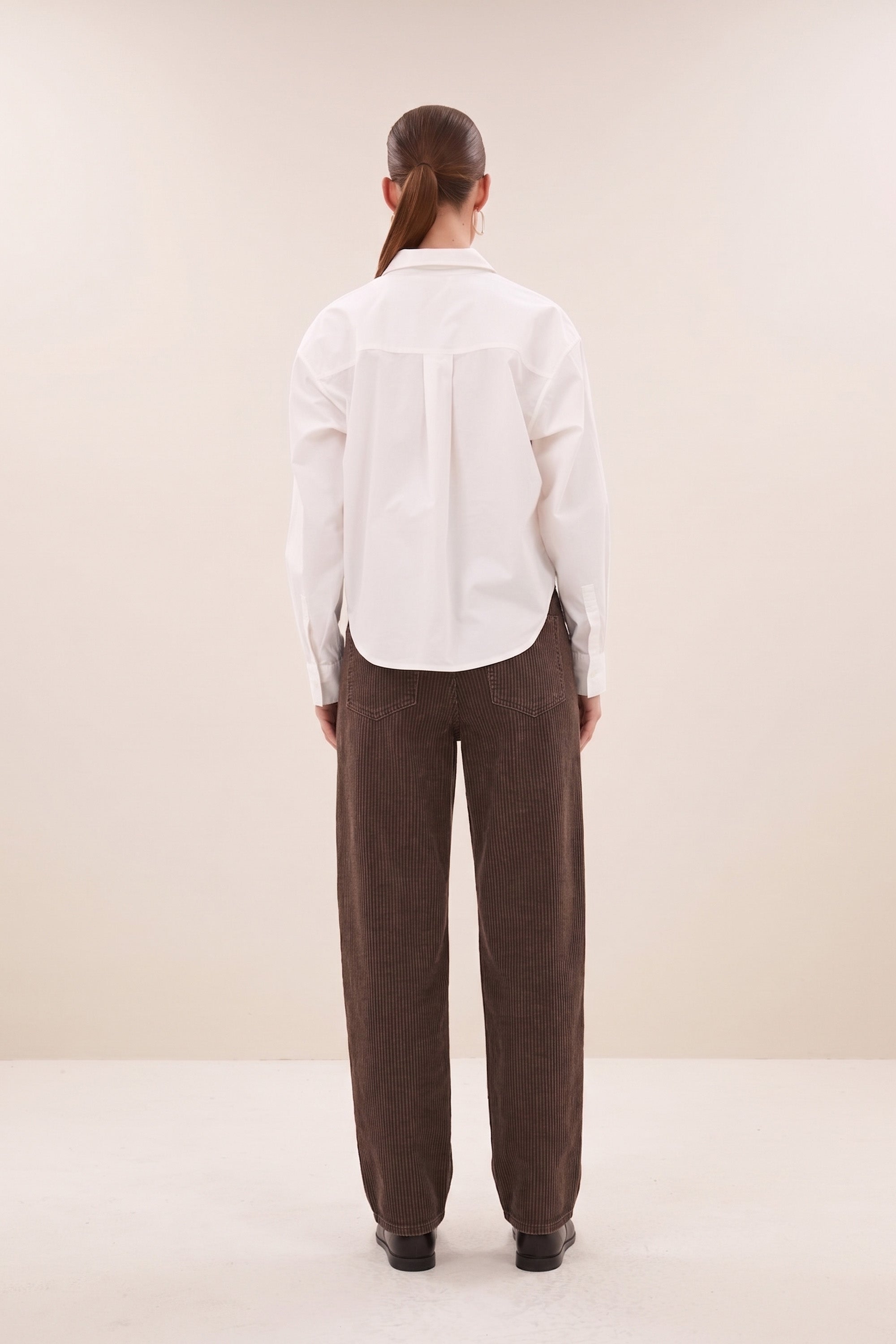 lise-poplin-blouse-white-all-time classic-knoopsluiting-opstaande kraag-by-bar-achteraanzicht